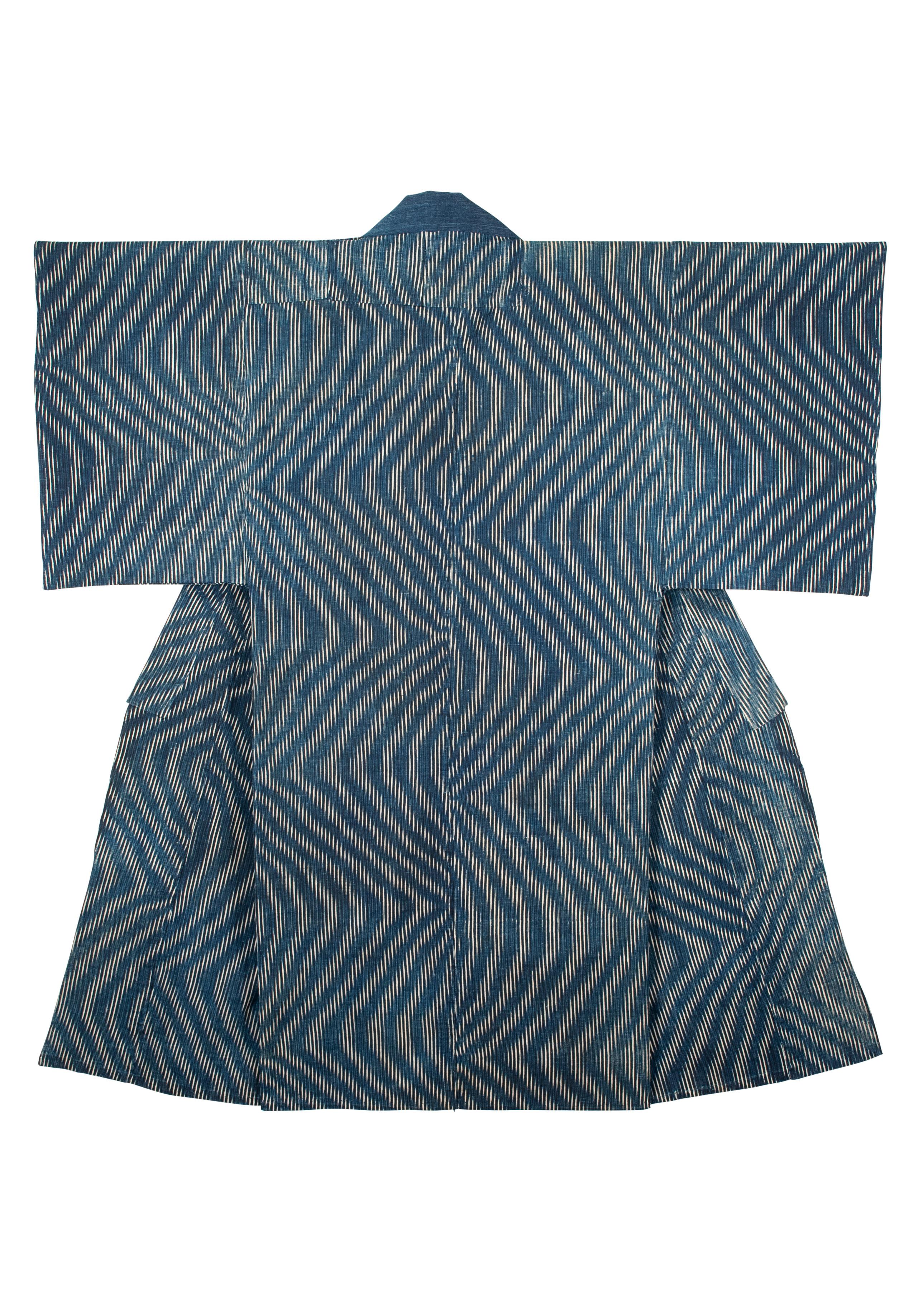Antiker japanischer Kumanozome-Stickerei-Kimono (Yogi), schabloniert, schlafend, Japan

Dieser japanische Yogi-Kimono, ein übergroßer Schlafkimono, ist aus einem einzigartig gemusterten, indigo-gefärbten Baumwollstoff namens Kumanozome (