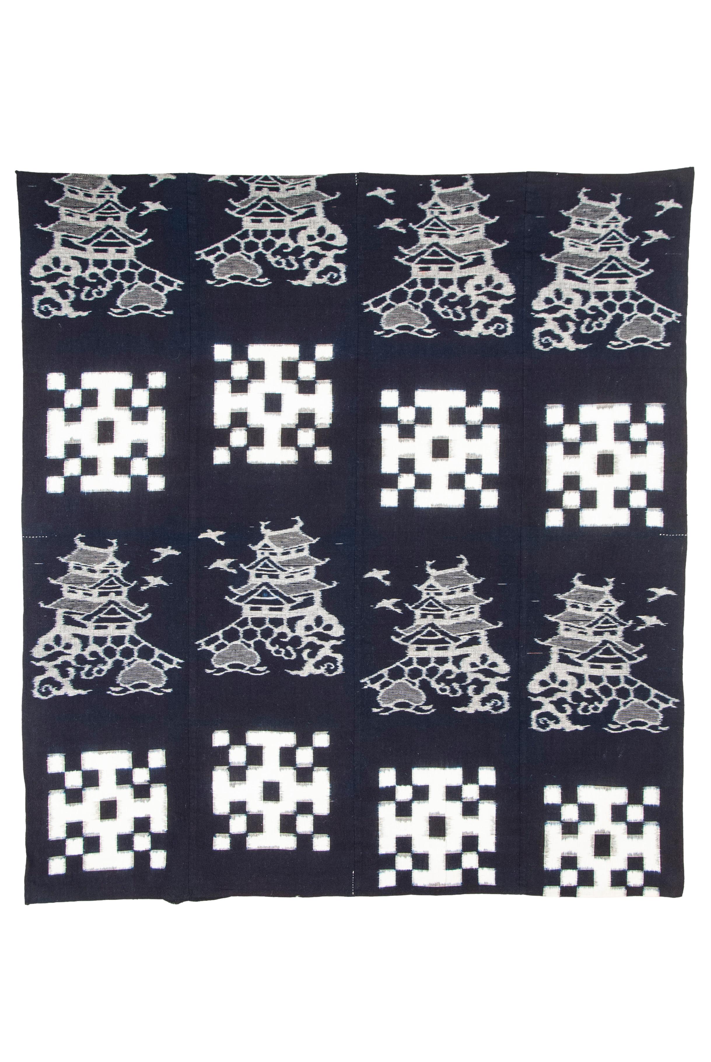 Antiker japanischer Kurume Indigofarbener doppelseitiger Ikat Futon-Deckel, Kurume

Die Kurume-Doppelikatweberei entstand vor über 200 Jahren auf der südlichen Insel Kyushu und wird seit langem als eine der drei beliebtesten Arten der Ikatweberei in