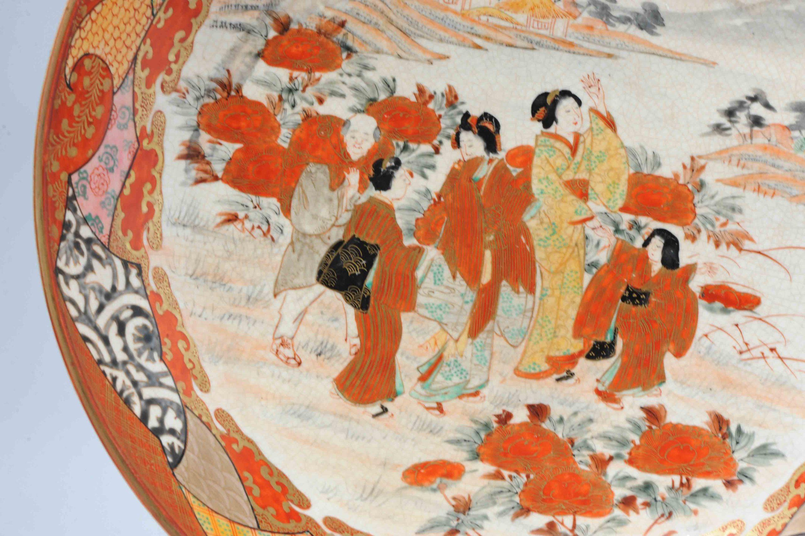 Meiji Antique Chargeur japonais Kutani avec des figures dans un paysage de montagne, 19ème C. en vente