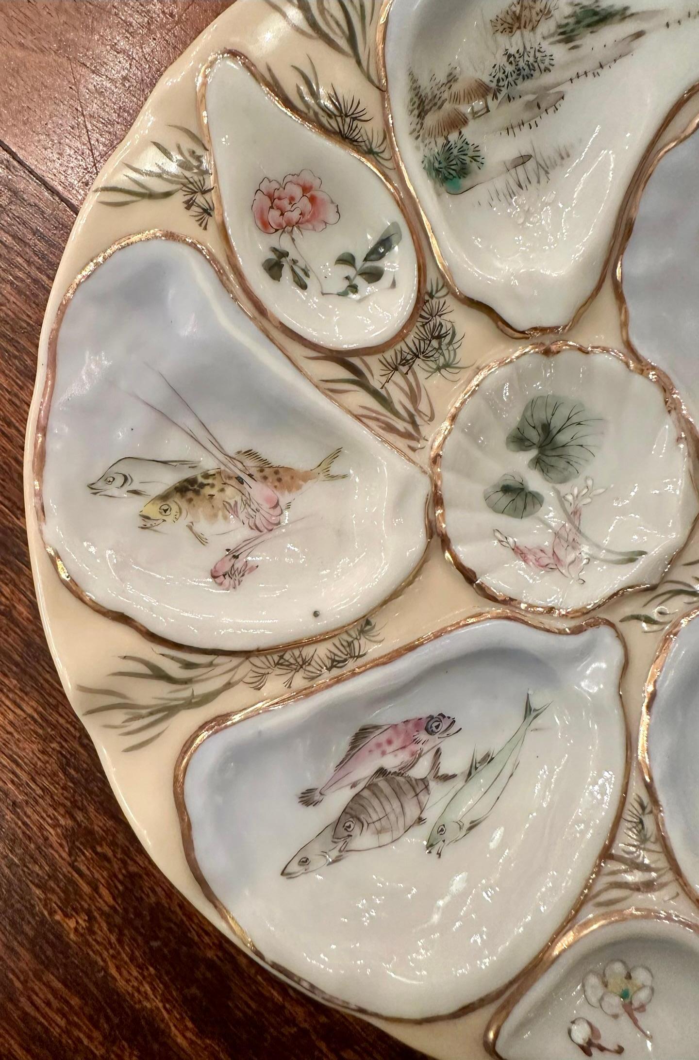 Antiguo Plato de Ostras de Porcelana Japonesa Kutani con Raro Diseño de Concha Marina, Circa 1870.
Pinturas intrincadas de criaturas marinas, hierbas marinas y flores.