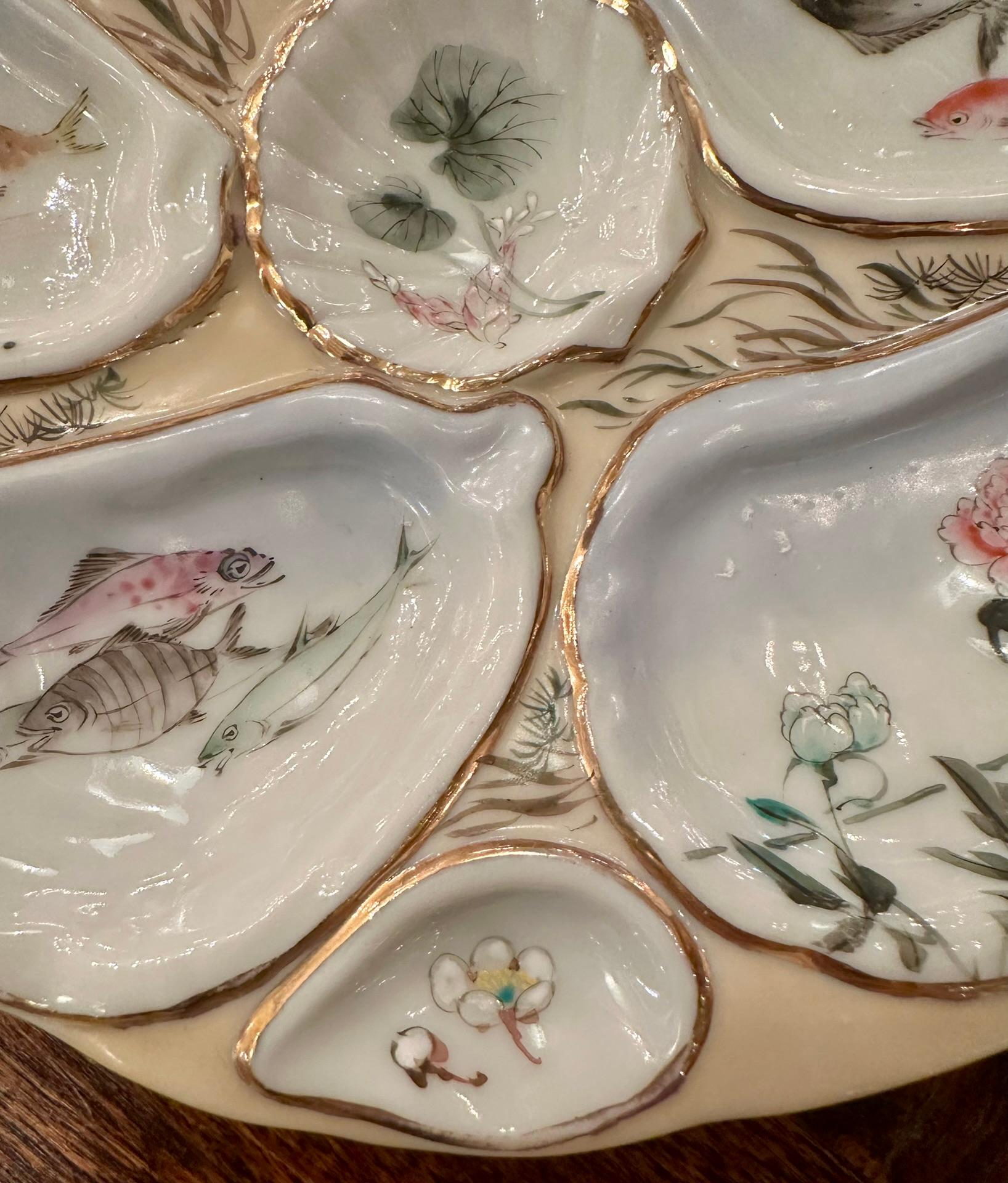 Antiguo Plato de Ostra de Porcelana Japonesa Kutani con Diseño de Concha de Mar Circa 1870 siglo XIX en venta
