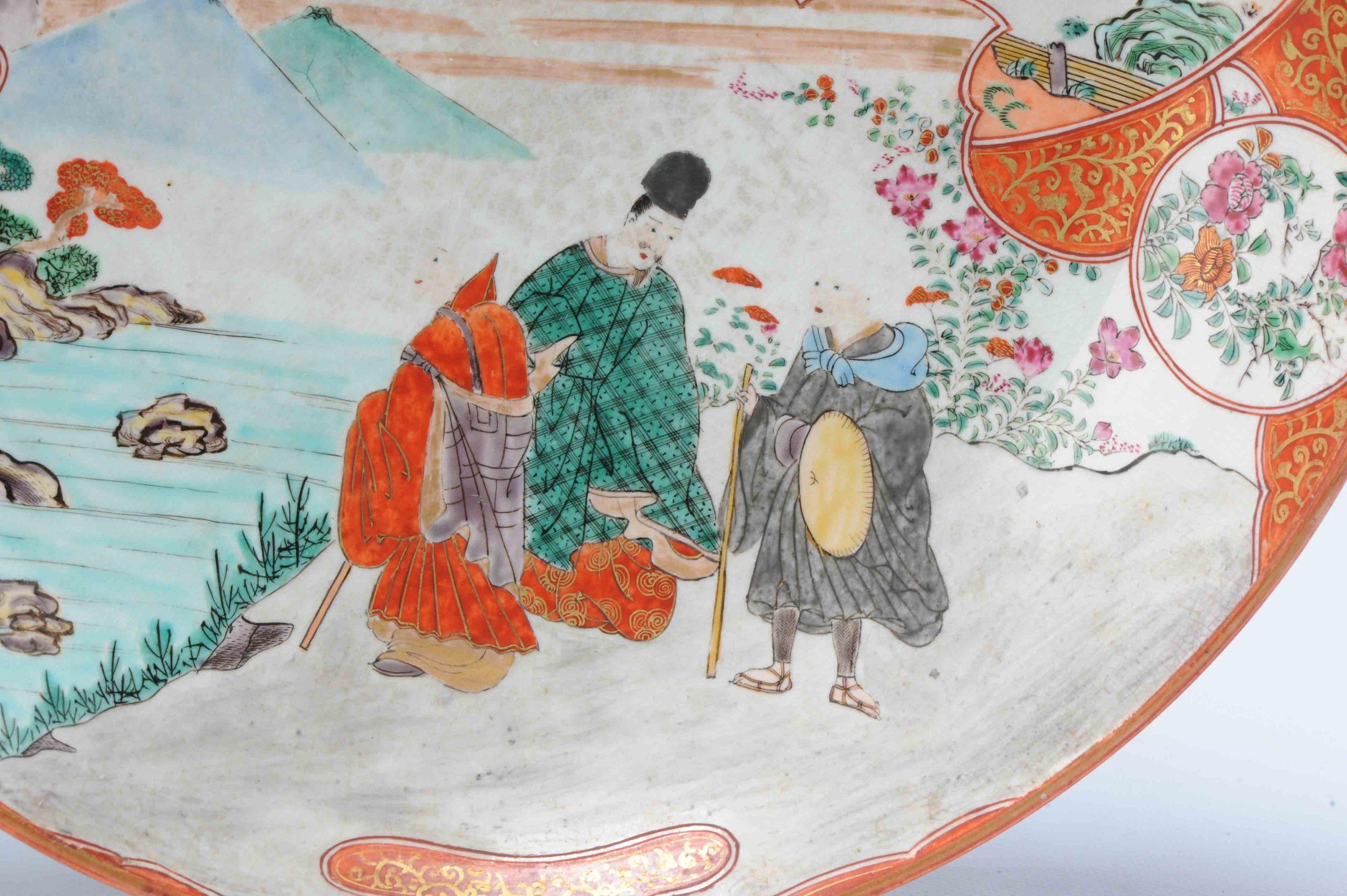 Antiker japanischer Kutani Shoza-Plattenteller aus Shoza mit Figuren, Blumen und Hahnen, 19. Cen (Japanisch) im Angebot