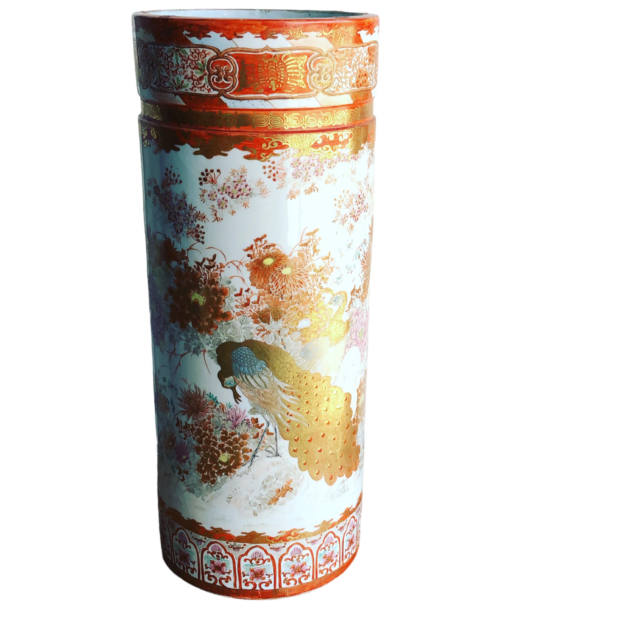 Eine gute Qualität dekorative 19. Jahrhundert japanischen Kutani Regenschirm oder Stock stehen Schön dekoriert goldenen Pfau und andere verschiedene Vögel. Es gibt auch Blumenschmuck. Der Ständer ist unten in japanischen Schriftzeichen signiert. 