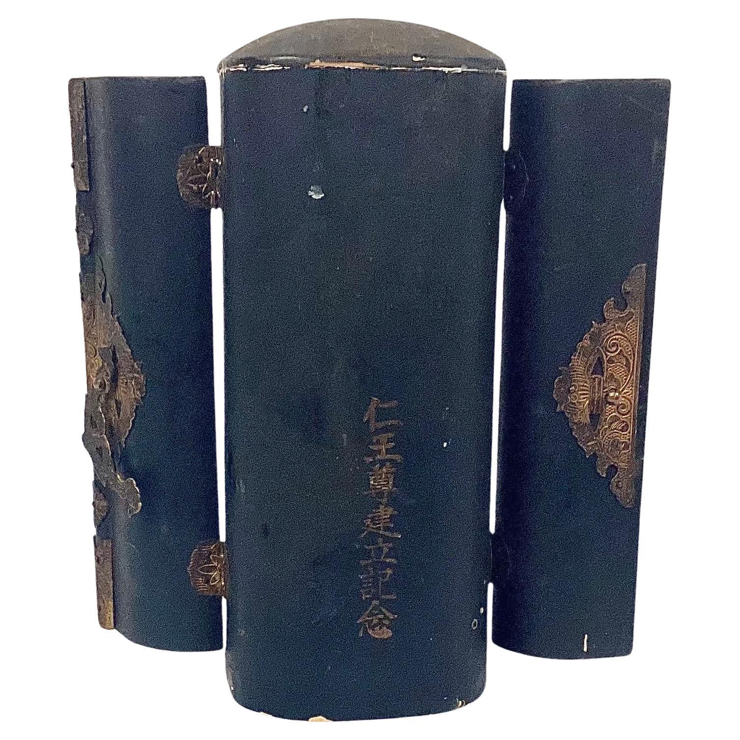 Antiguo Santuario Zushi Japonés de Laca y Giltwood, o altar ambulante, con  Figura japonesa de pie de madera tallada a mano. Herrajes intrincadamente bronceados en la puerta. El altar mide 3