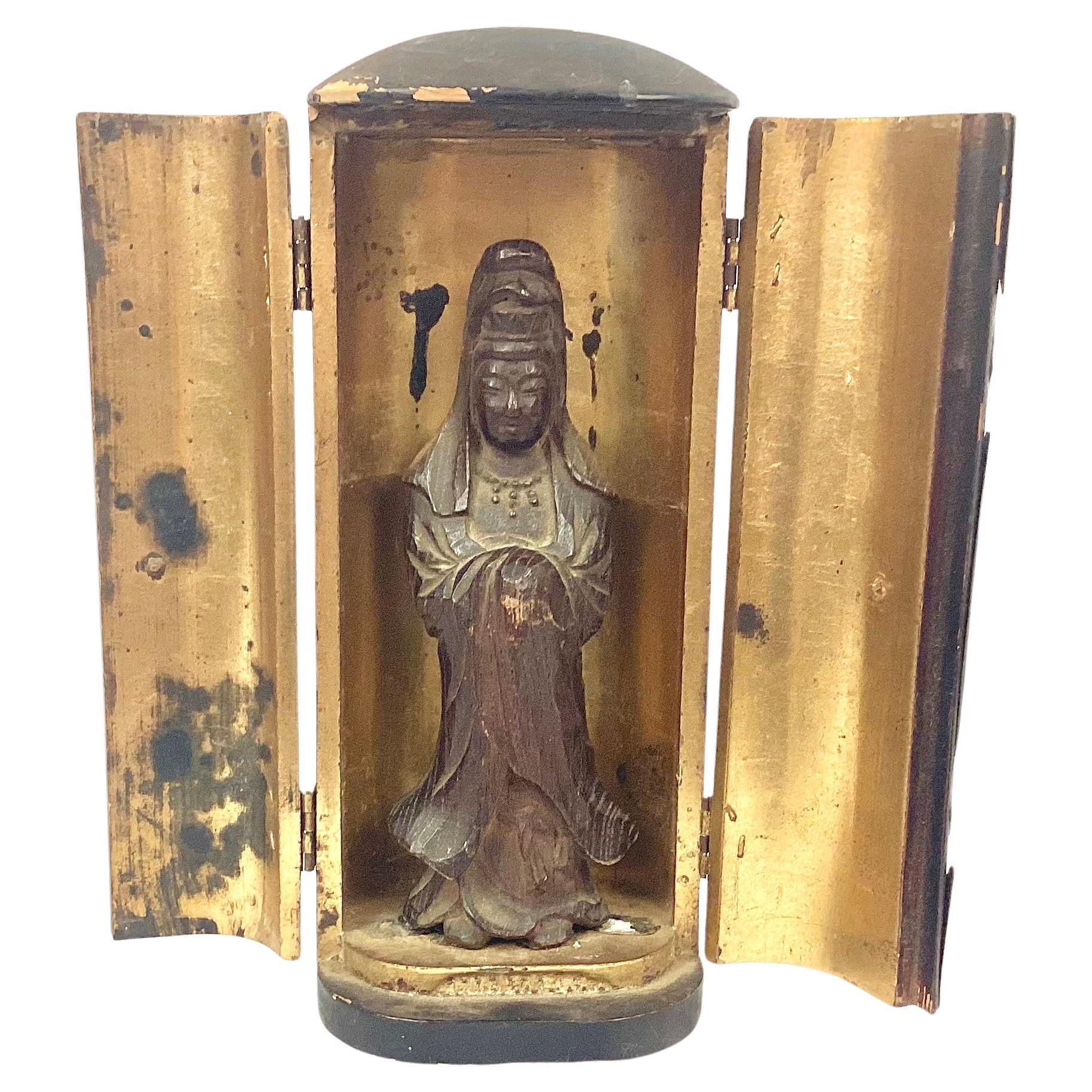 Antiguo Santuario Zushi Japonés de Laca y Madera Dorada