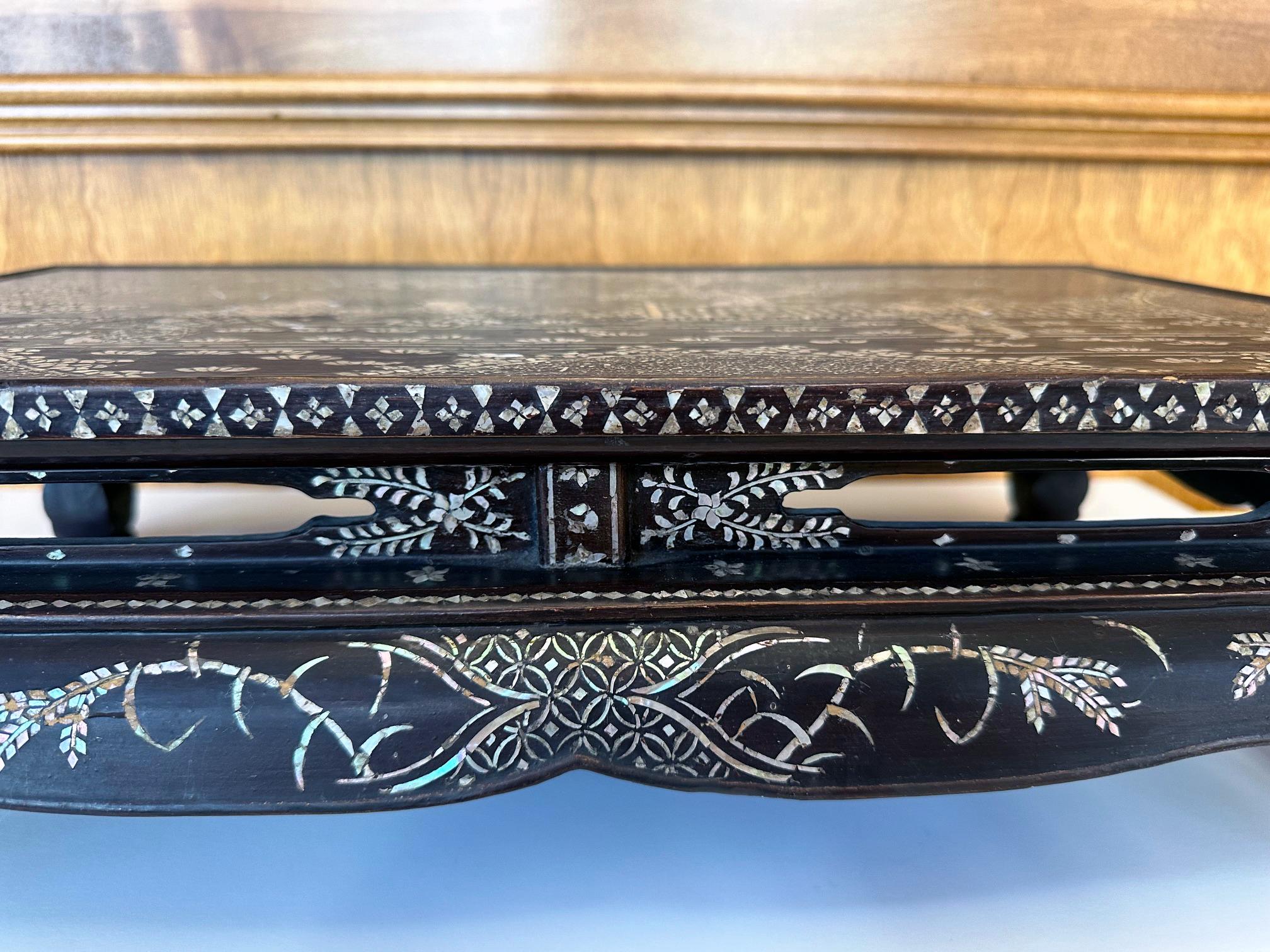 Antiker japanischer Kang-Tisch aus Lack und Intarsien aus der Ryukyu-Insel im Zustand „Gut“ im Angebot in Atlanta, GA