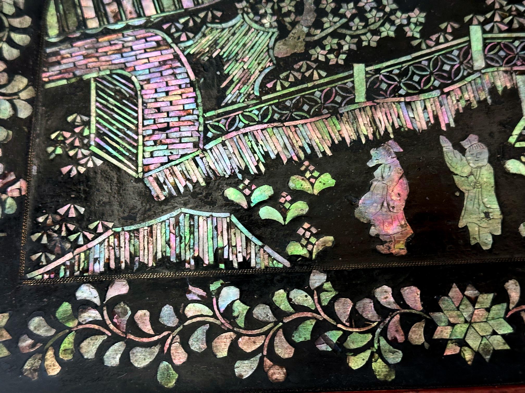 Table japonaise ancienne en laque et incrustation des îles Ryukyu en vente 4