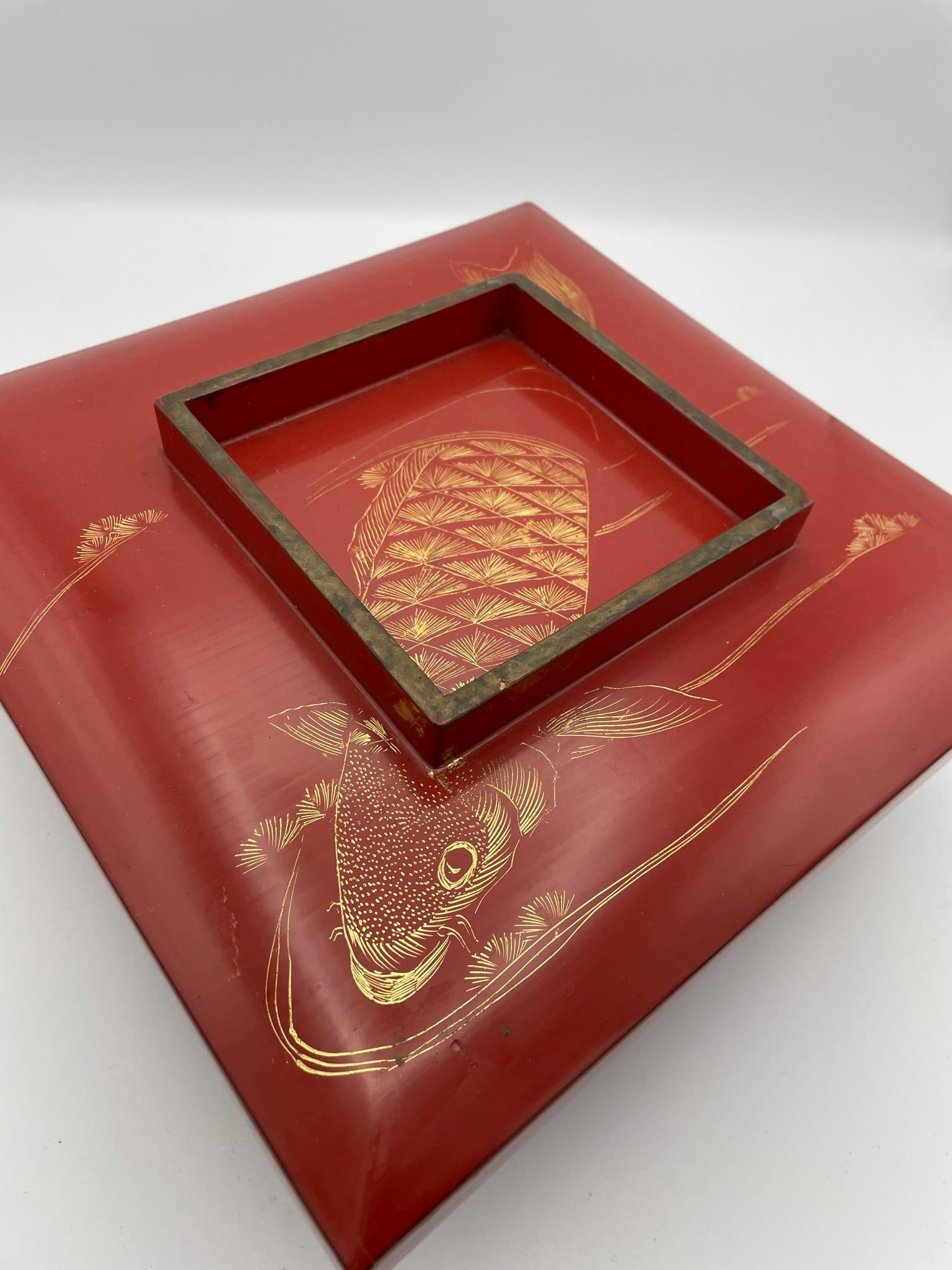 Antique Japanese Lacquer Box with a Koi Fish 1950-1970s In Good Condition In Paris, FR