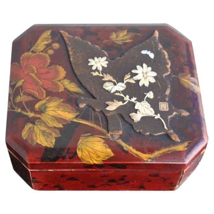 Boîte à bijoux japonaise d'antiquités en laque vers la fin du XIXe siècle en vente
