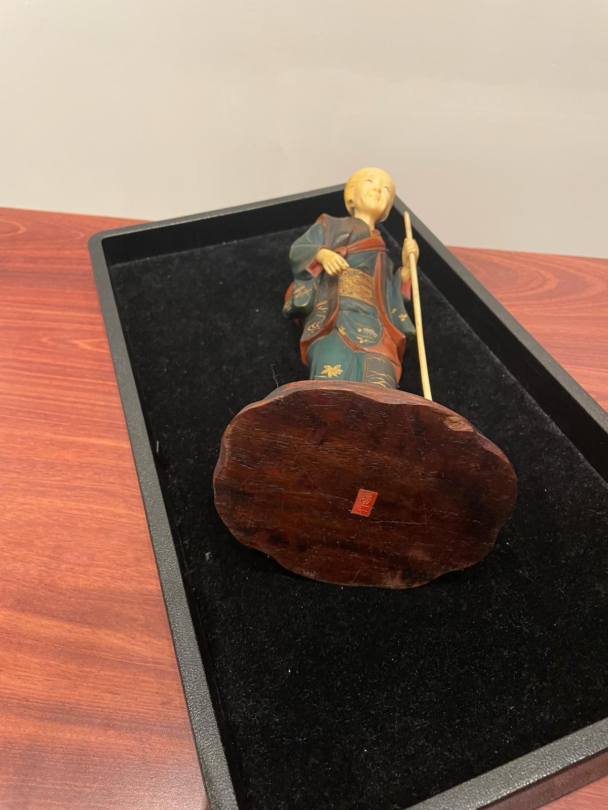 Diese feine und äußerst seltene Okimono-Schnitzerei 

einer älteren Dame aus der Meiji-Periode, etwa 1890er Jahre

ist aber in schönem Originalzustand 

 

Unglaublich detailliert in allen Bereichen, 

die Figur ist aus lackiertem Holz gefertigt
