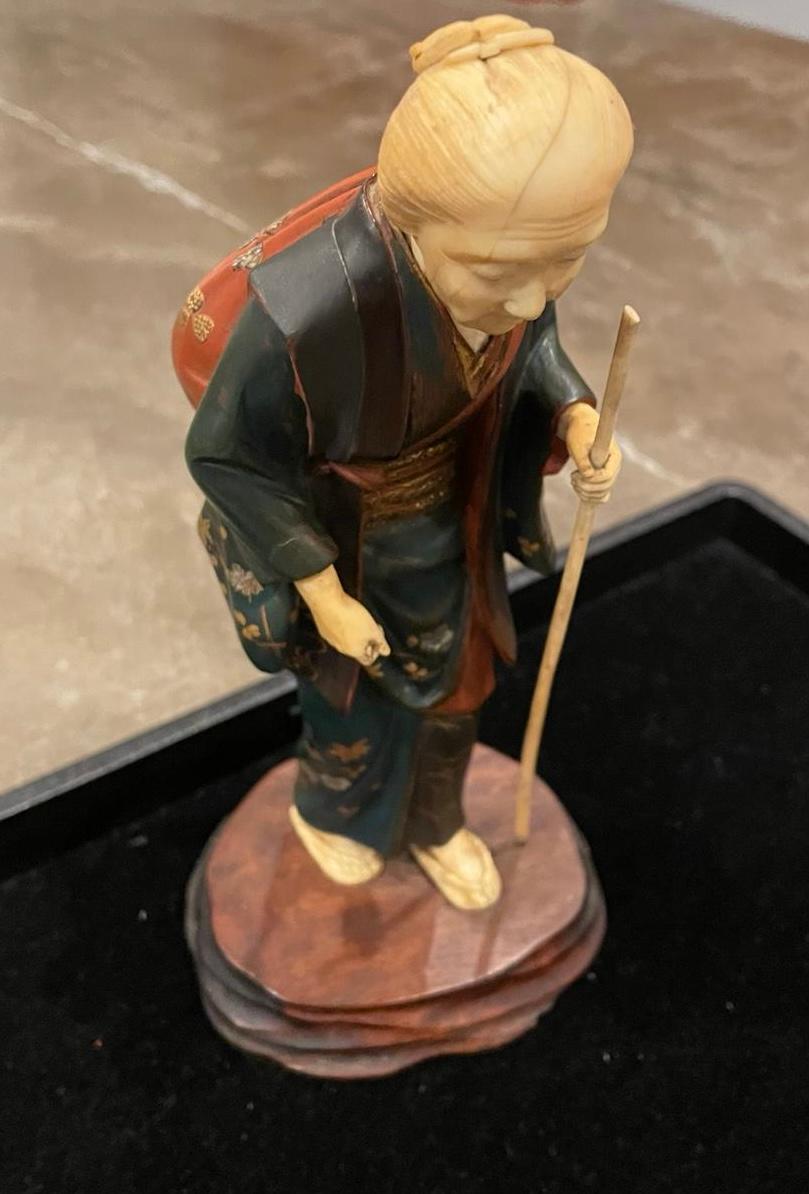 Antikes japanisches Okimono aus Lackholz, signiert Ryuichi, Meiji-Ära, um 1890. im Zustand „Gut“ in MELBOURNE, AU