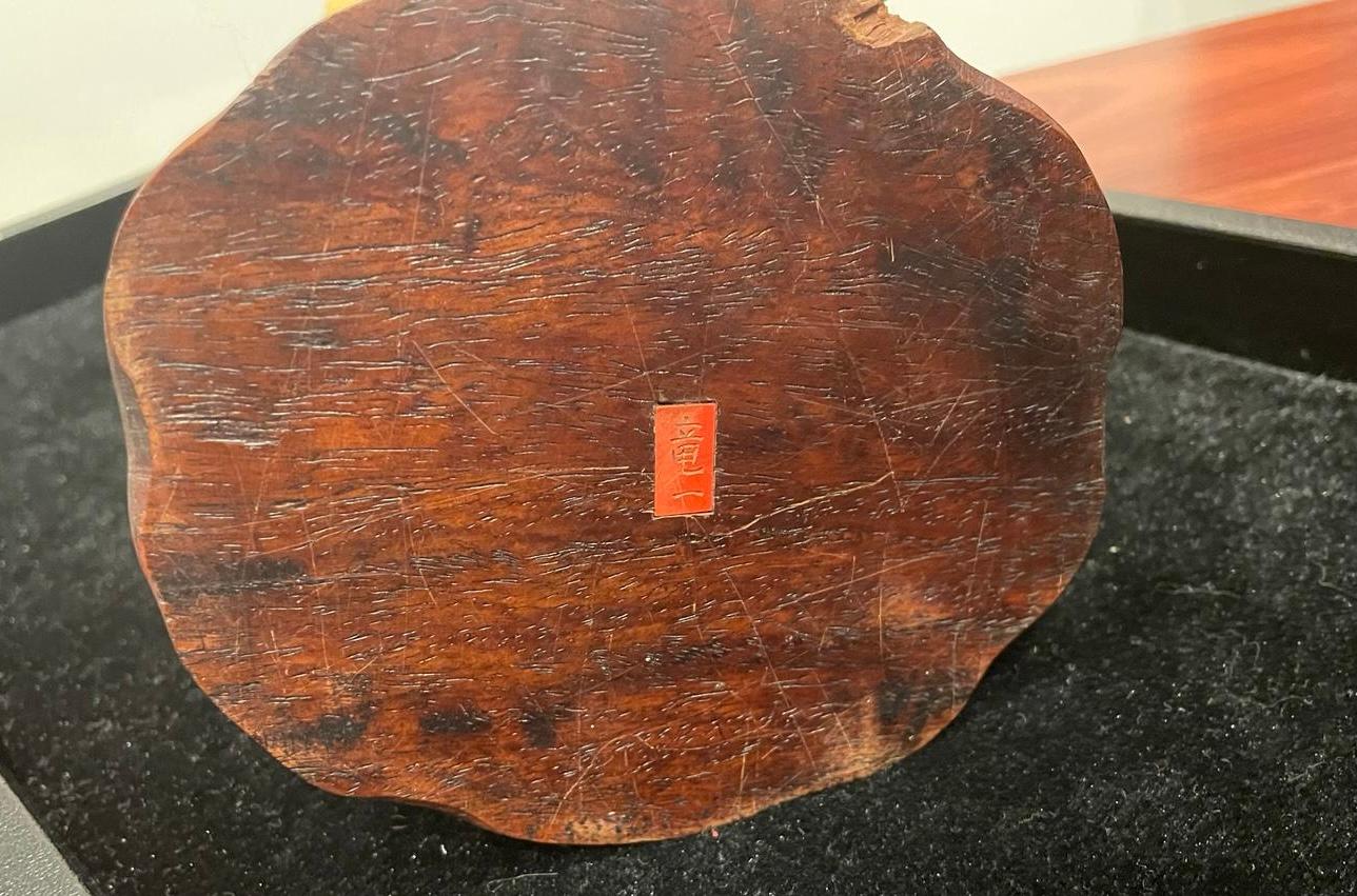 Antikes japanisches Okimono aus Lackholz, signiert Ryuichi, Meiji-Ära, um 1890. für Damen oder Herren