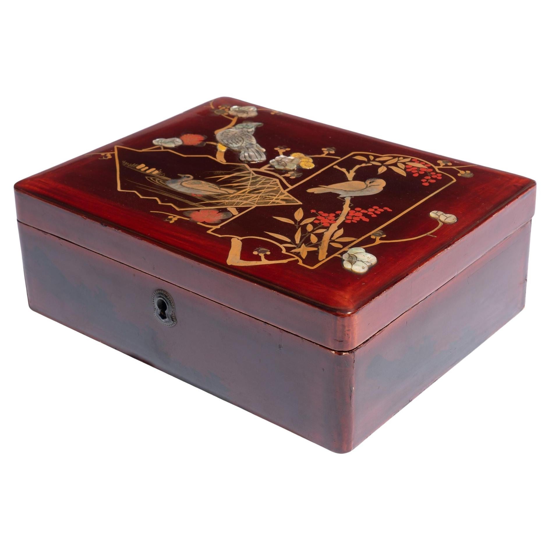 Ancienne boîte japonaise laquée, émaillée et incrustée avec couvercle à charnière, vers 1800