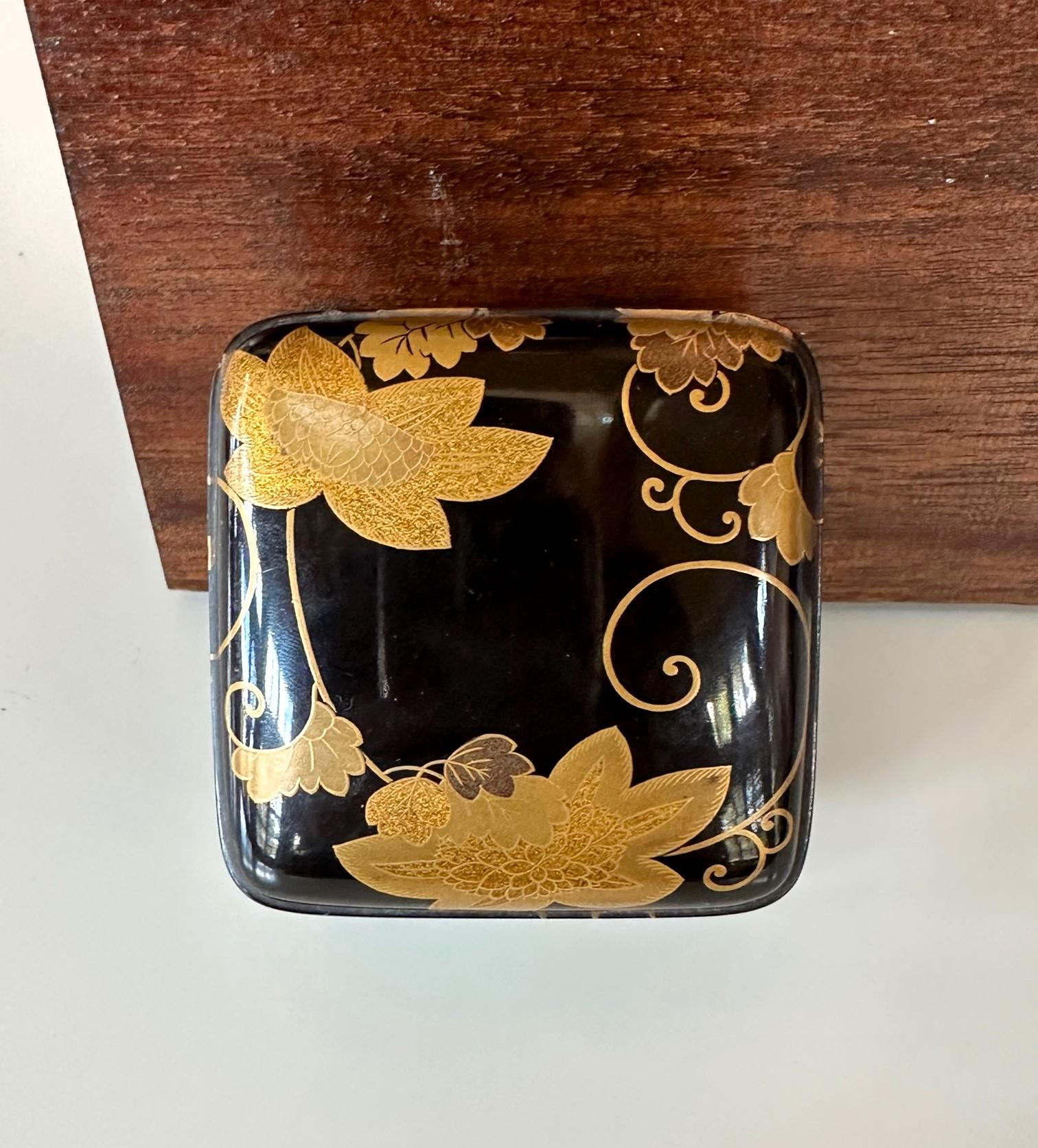 Antique Japanese Lacquered Incense Box Kobako in Kodaiji Style For Sale 4