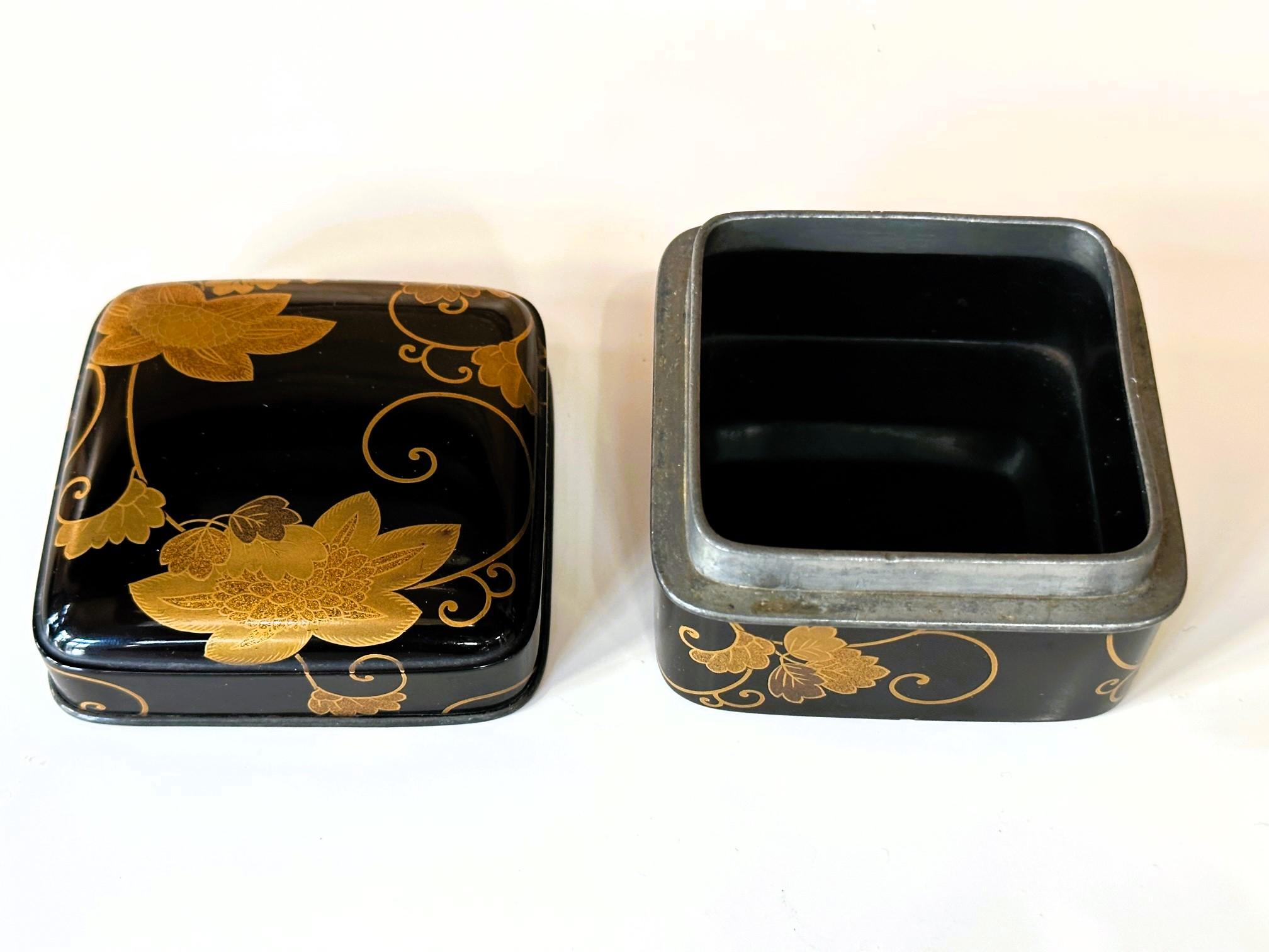 Antique Japanese Lacquered Incense Box Kobako in Kodaiji Style For Sale 7