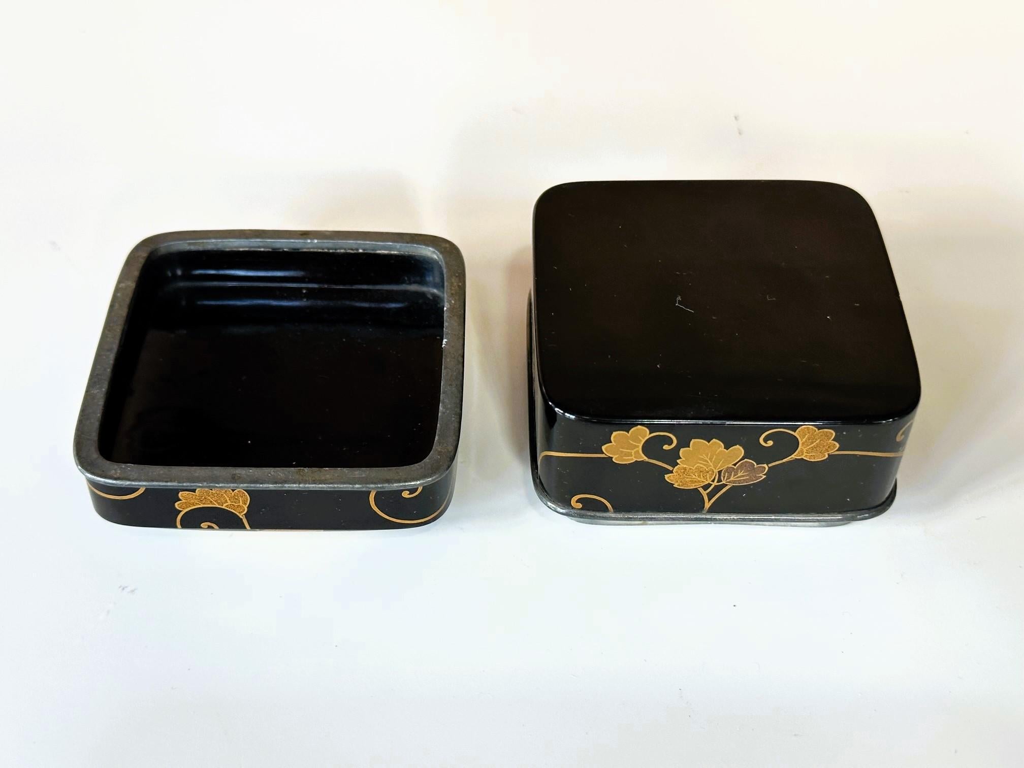 Antique Japanese Lacquered Incense Box Kobako in Kodaiji Style For Sale 9