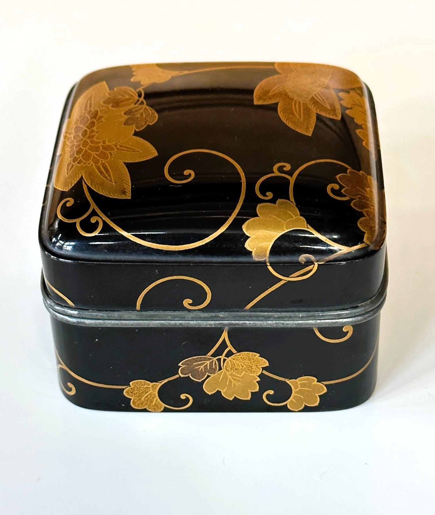 Edo Antique Japanese Lacquered Incense Box Kobako in Kodaiji Style For Sale