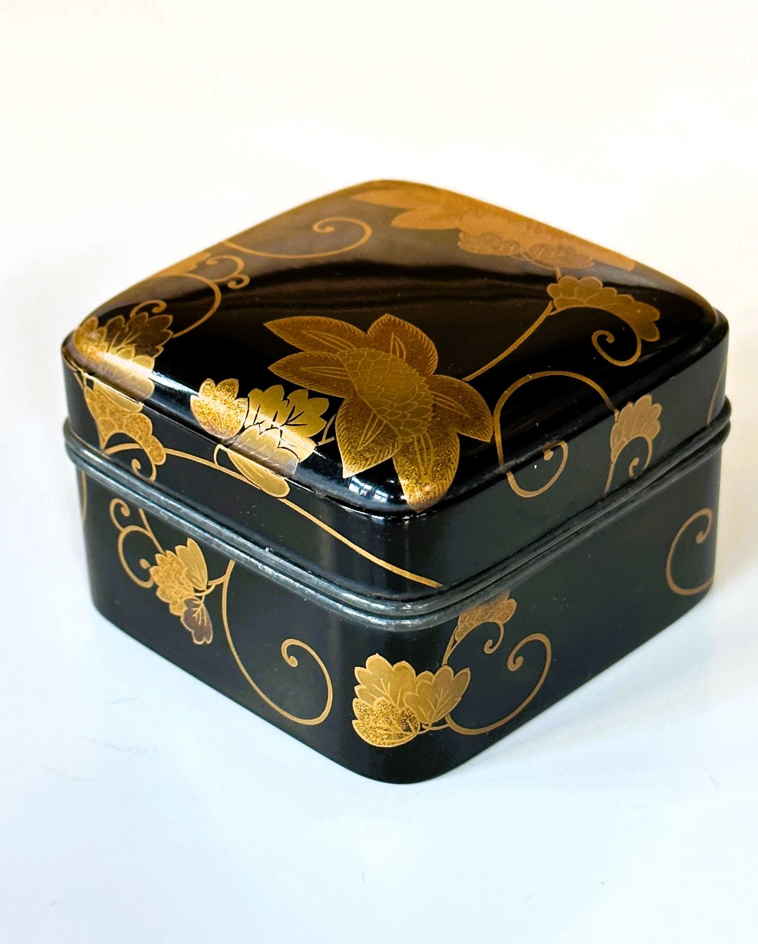 Antique Japanese Lacquered Incense Box Kobako in Kodaiji Style In Good Condition For Sale In Atlanta, GA