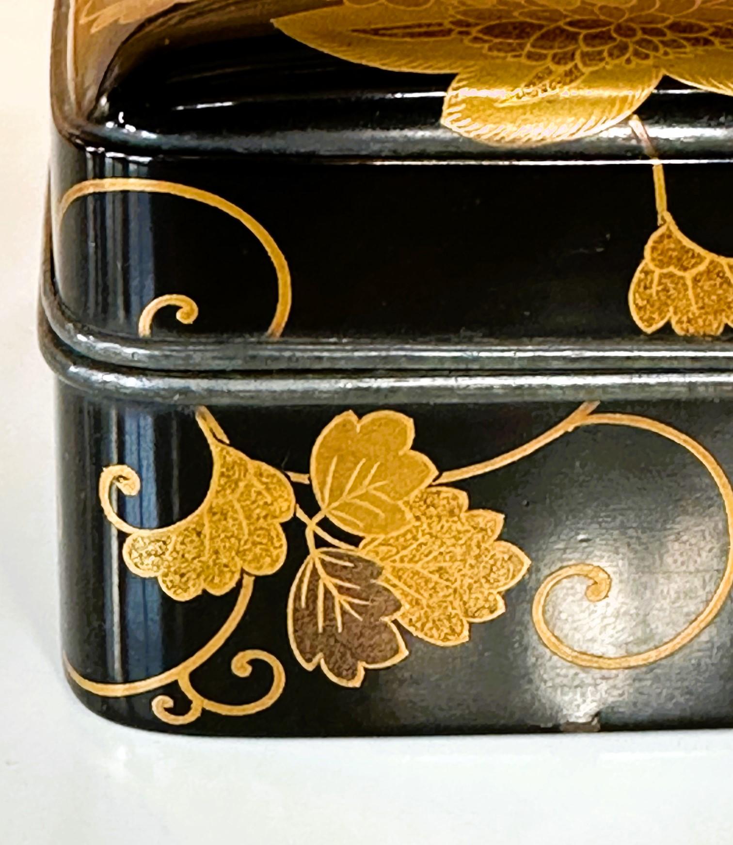 Antique Japanese Lacquered Incense Box Kobako in Kodaiji Style For Sale 2