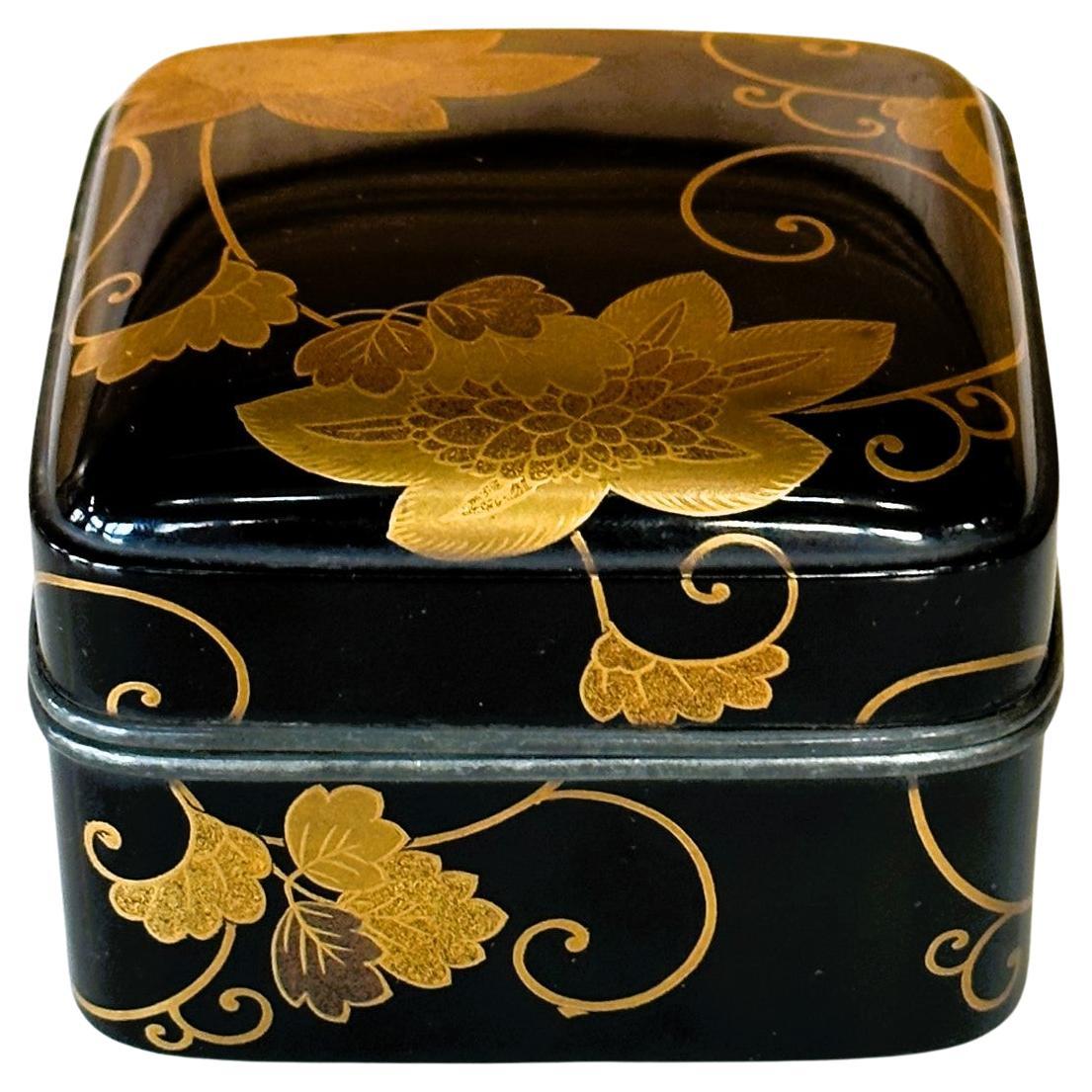 Antique Japanese Lacquered Incense Box Kobako in Kodaiji Style For Sale