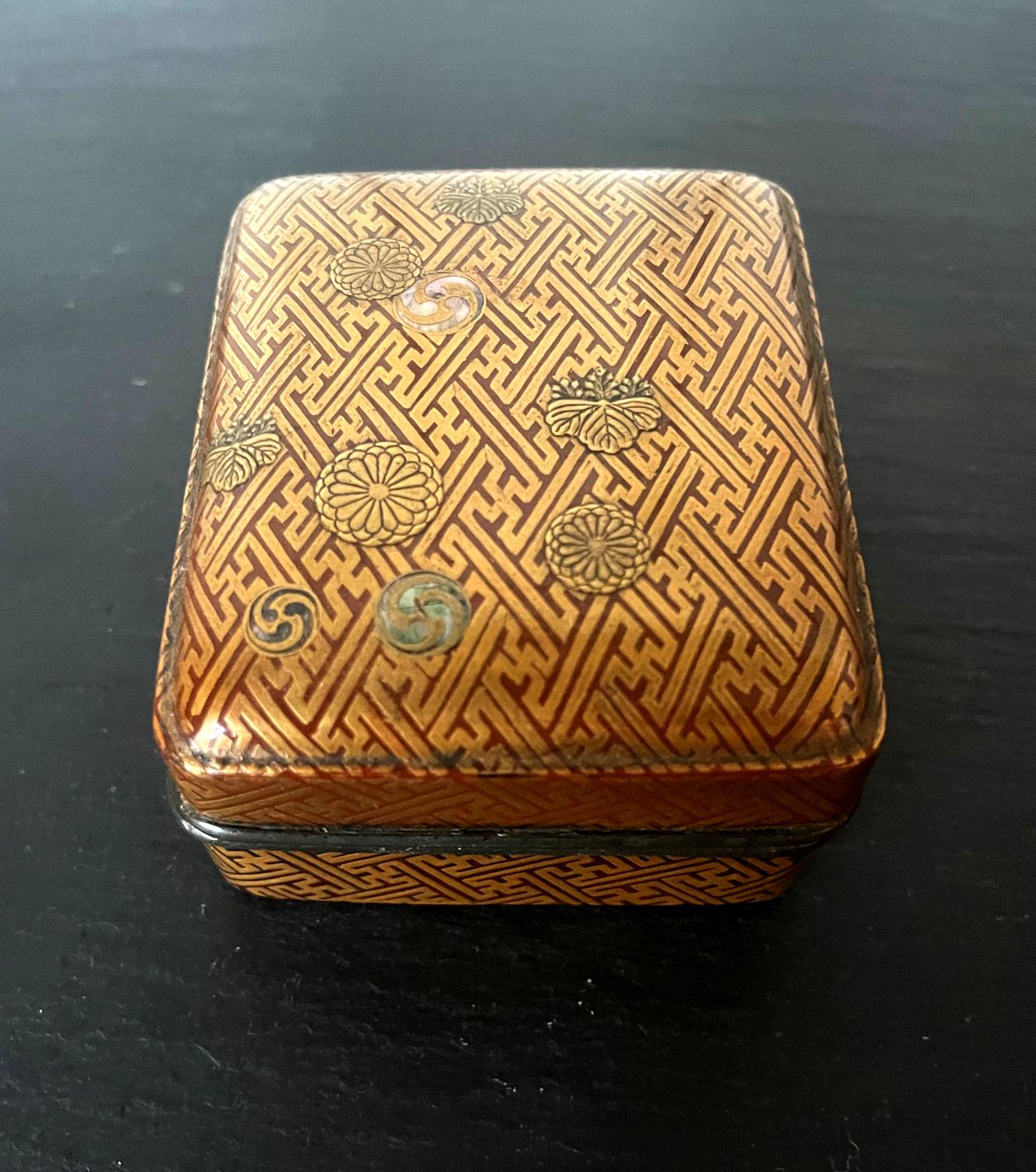 Antique Japanese Lacquered Incense Box Kobako with MOP Inlays 8