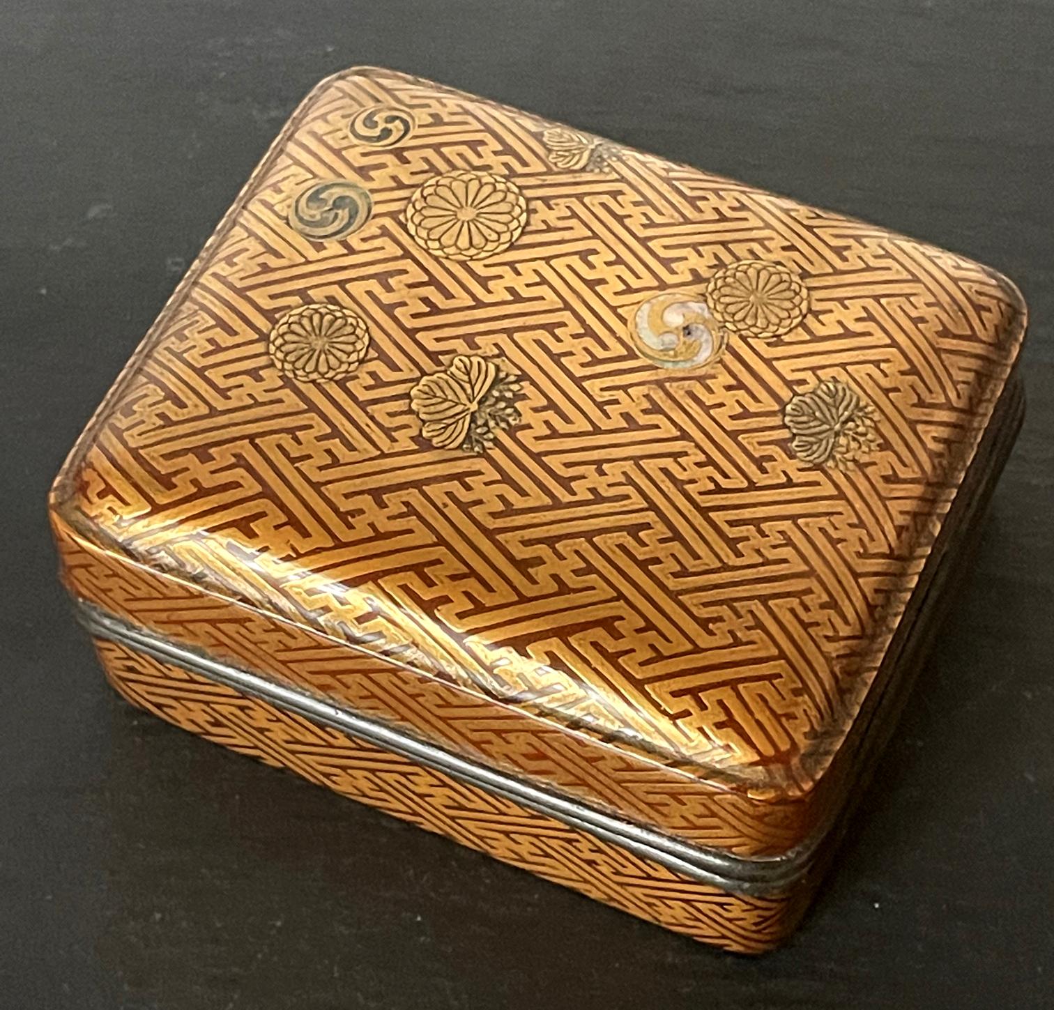 Japonisme Antique Japanese Lacquered Incense Box Kobako with MOP Inlays