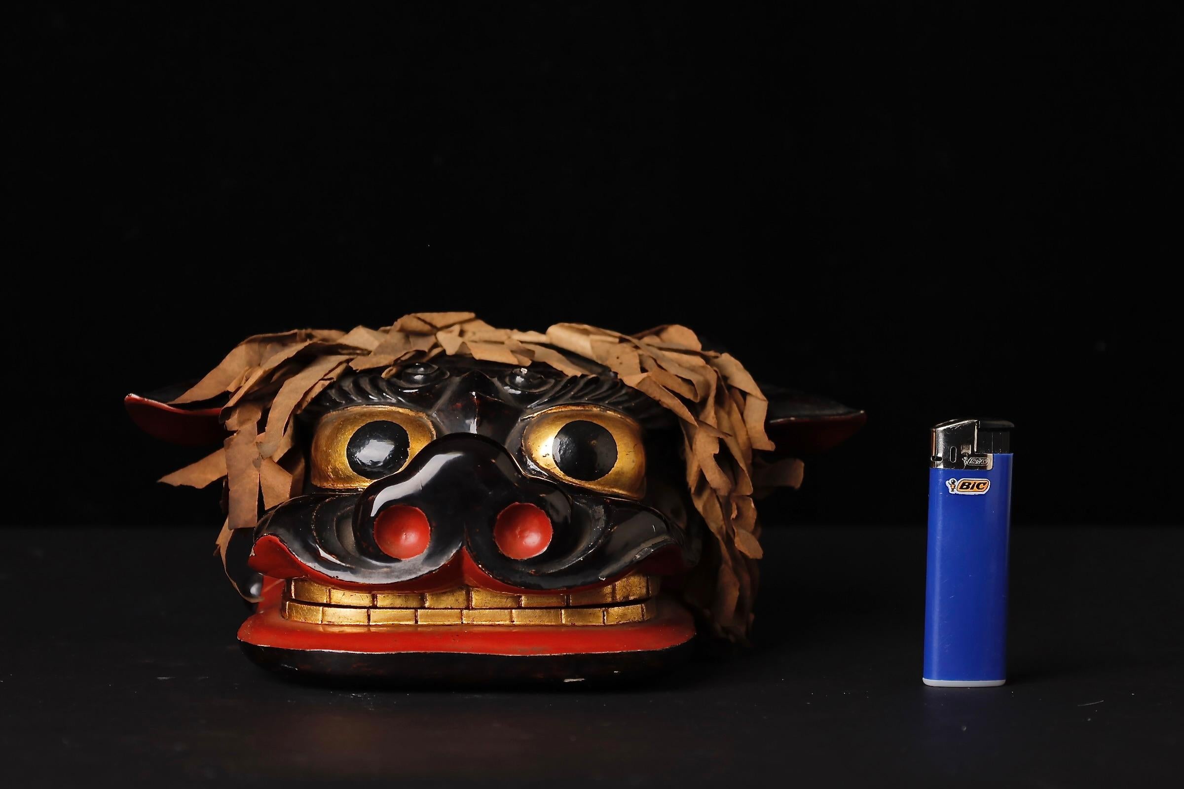 Ein fein gearbeiteter, traditioneller japanischer Shishi-gashira (Löwenkopf), der in der Vergangenheit bei zeremoniellen Shishimai-Löwentänzen verwendet wurde - eine Kunst, die böse Geister abwehren und der Gemeinschaft Glück bringen soll. Diese