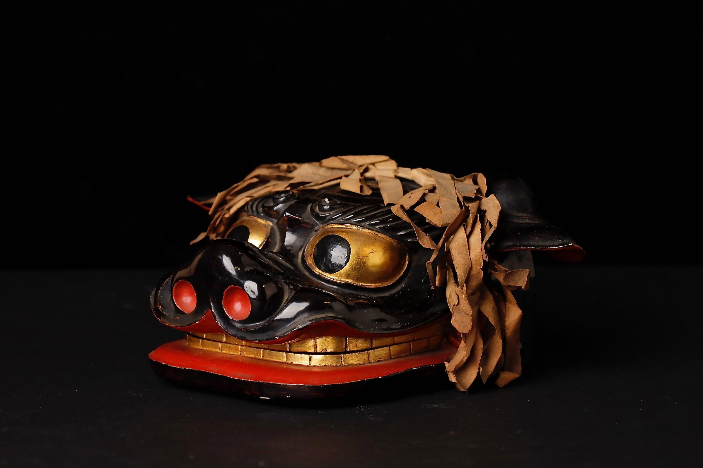 Antike japanische lackierte Shishi-gashira Löwenmaske - Edo bis Meiji Periode (Japanisch) im Angebot