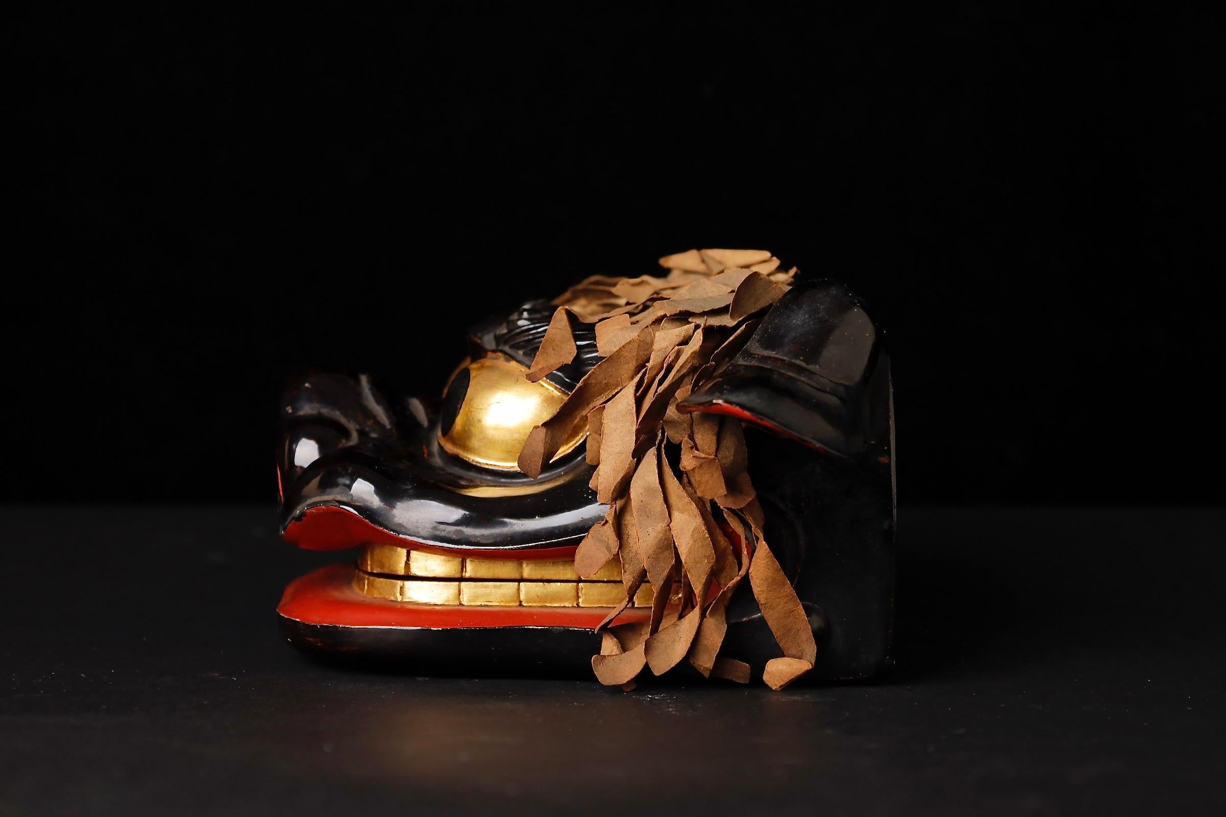 Antike japanische lackierte Shishi-gashira Löwenmaske - Edo bis Meiji Periode (Handgeschnitzt) im Angebot