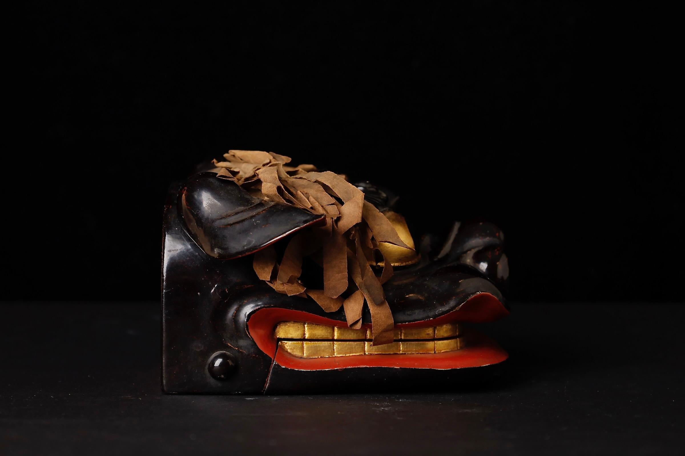 Antike japanische lackierte Shishi-gashira Löwenmaske - Edo bis Meiji Periode (19. Jahrhundert) im Angebot