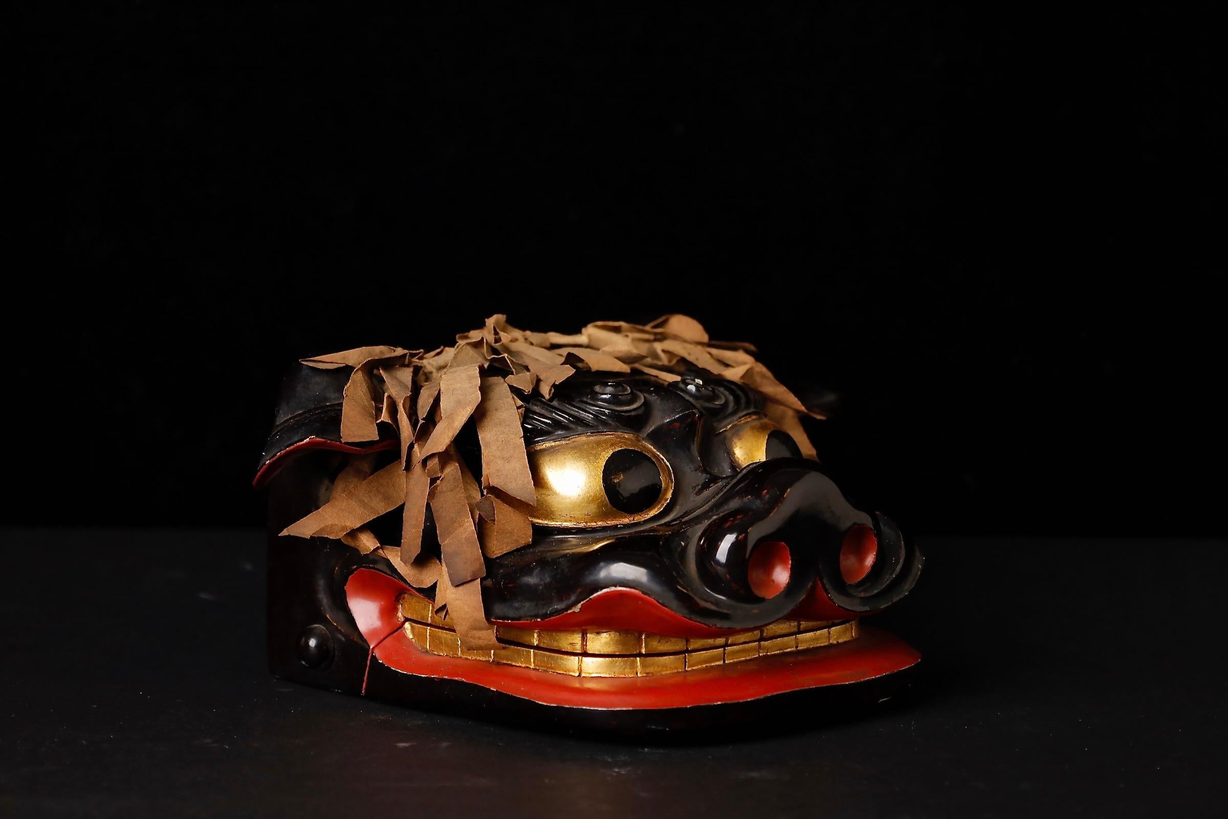 Antike japanische lackierte Shishi-gashira Löwenmaske - Edo bis Meiji Periode (Holz) im Angebot