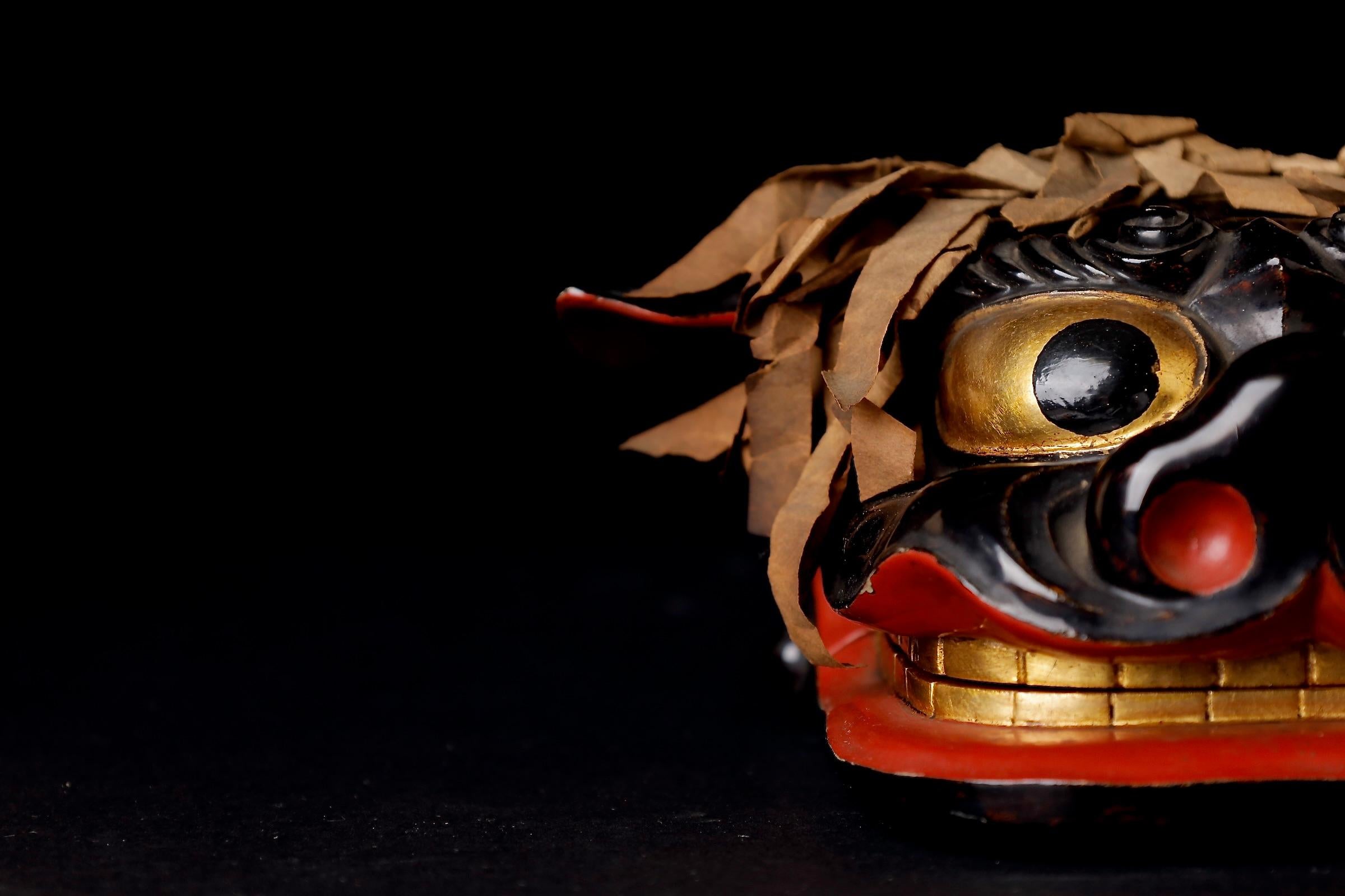 Antike japanische lackierte Shishi-gashira Löwenmaske - Edo bis Meiji Periode im Angebot 2