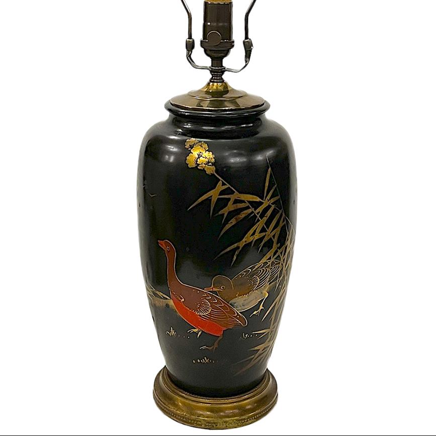 A circa 1920s lacquered Japanese table lamp with gilt details.

Measurements:
Height of body: 15