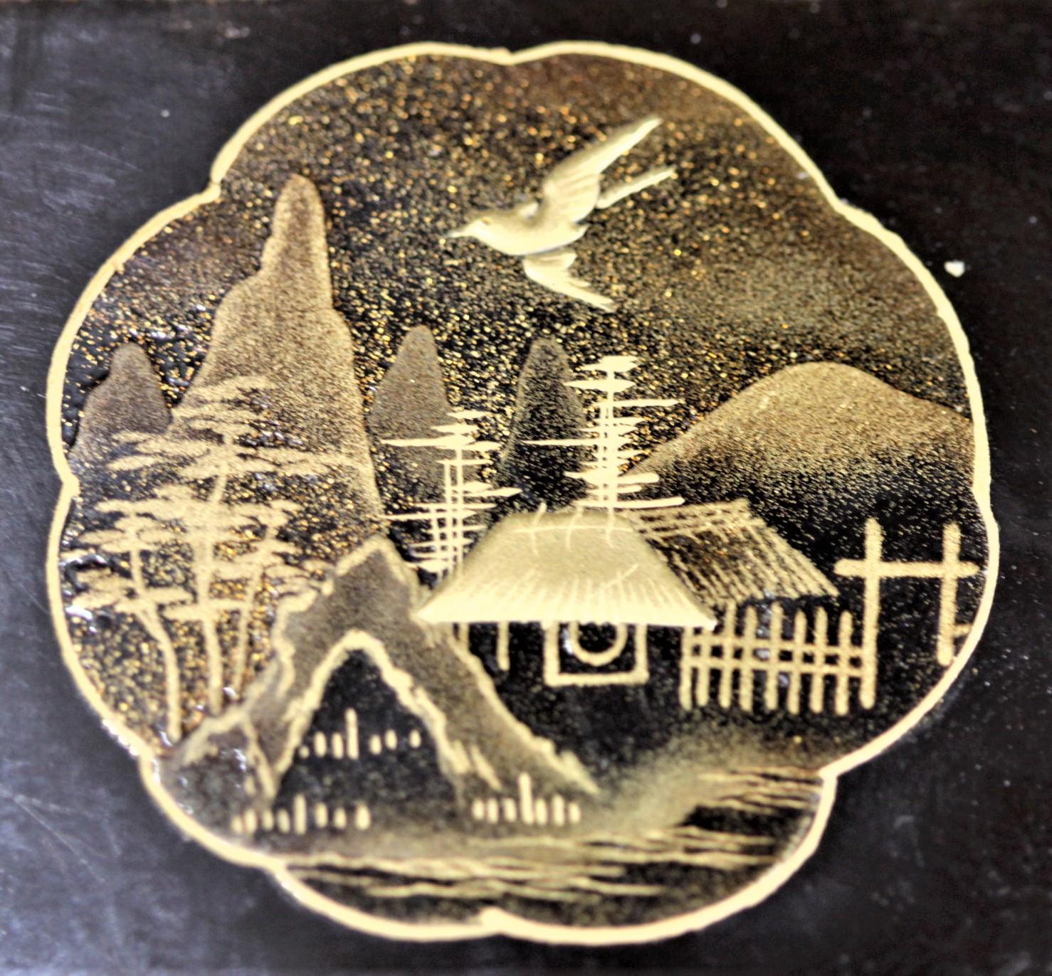 Antike japanische lackierte Kartenschachtel mit verschnörkelter, handbemalter und vergoldeter Dekoration (Handbemalt) im Angebot