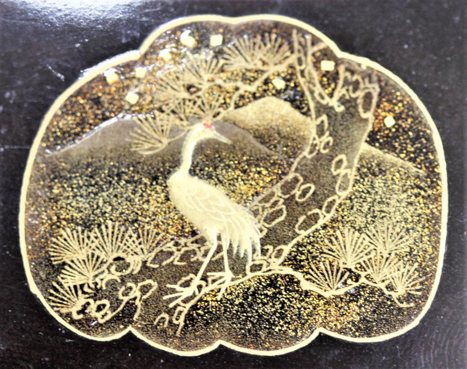 Antike japanische lackierte Kartenschachtel mit verschnörkelter, handbemalter und vergoldeter Dekoration im Zustand „Gut“ im Angebot in Hamilton, Ontario