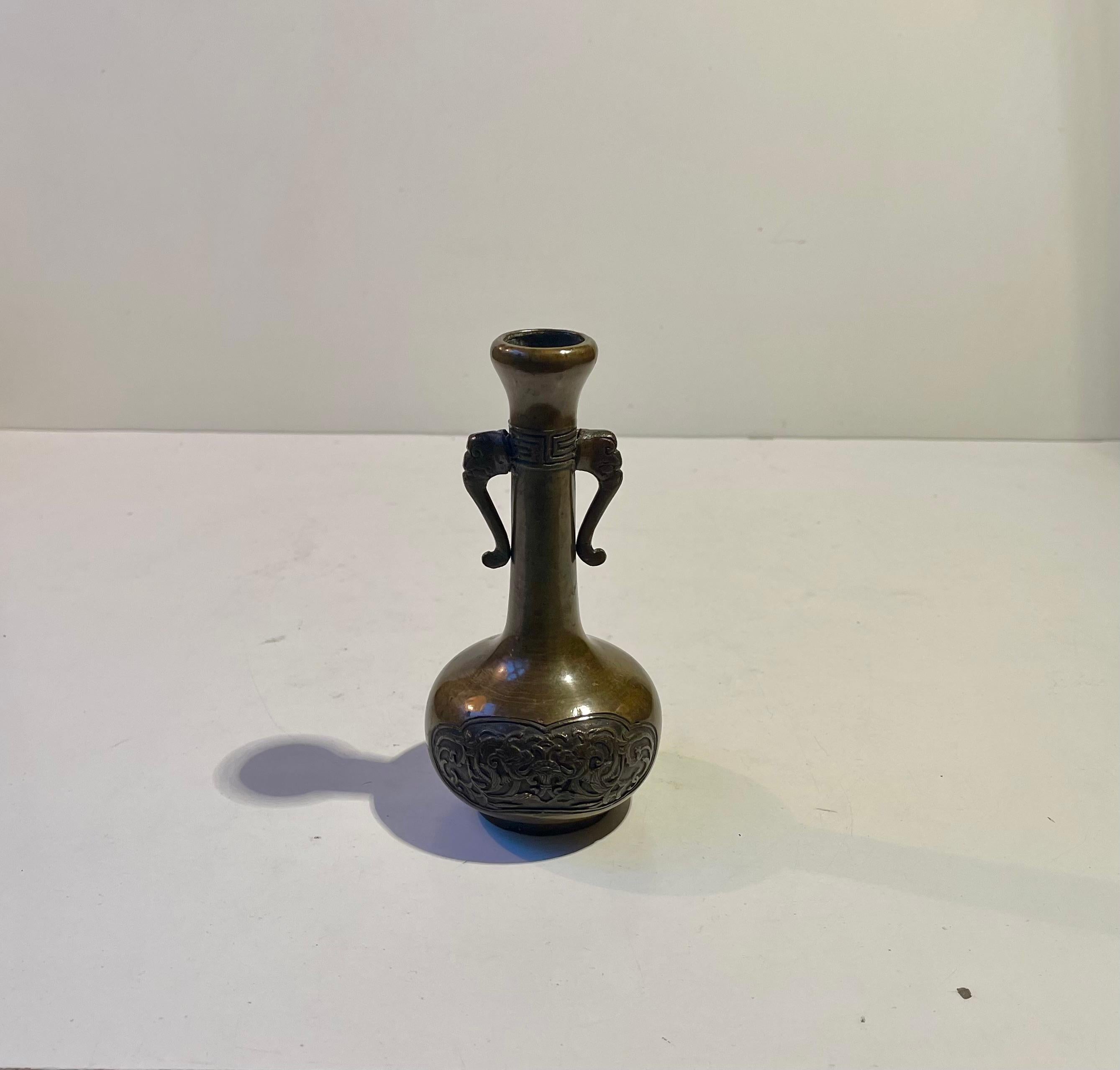 Japonais Vase ancien japonais en bronze de la fin de la période Meiji avec dragons en relief en vente