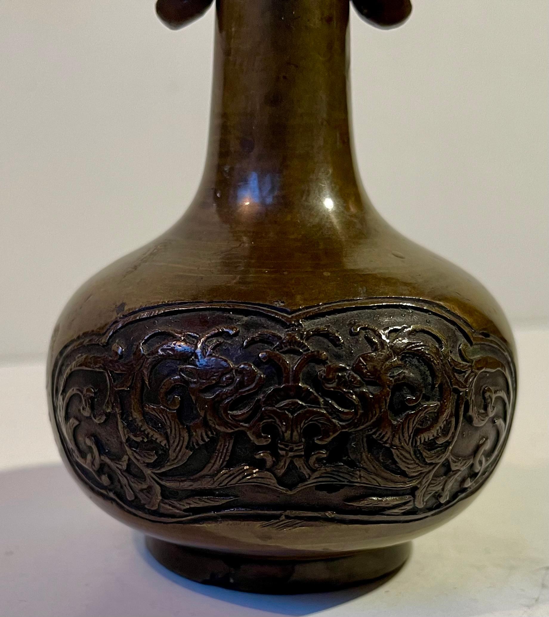 Moulage Vase ancien japonais en bronze de la fin de la période Meiji avec dragons en relief en vente