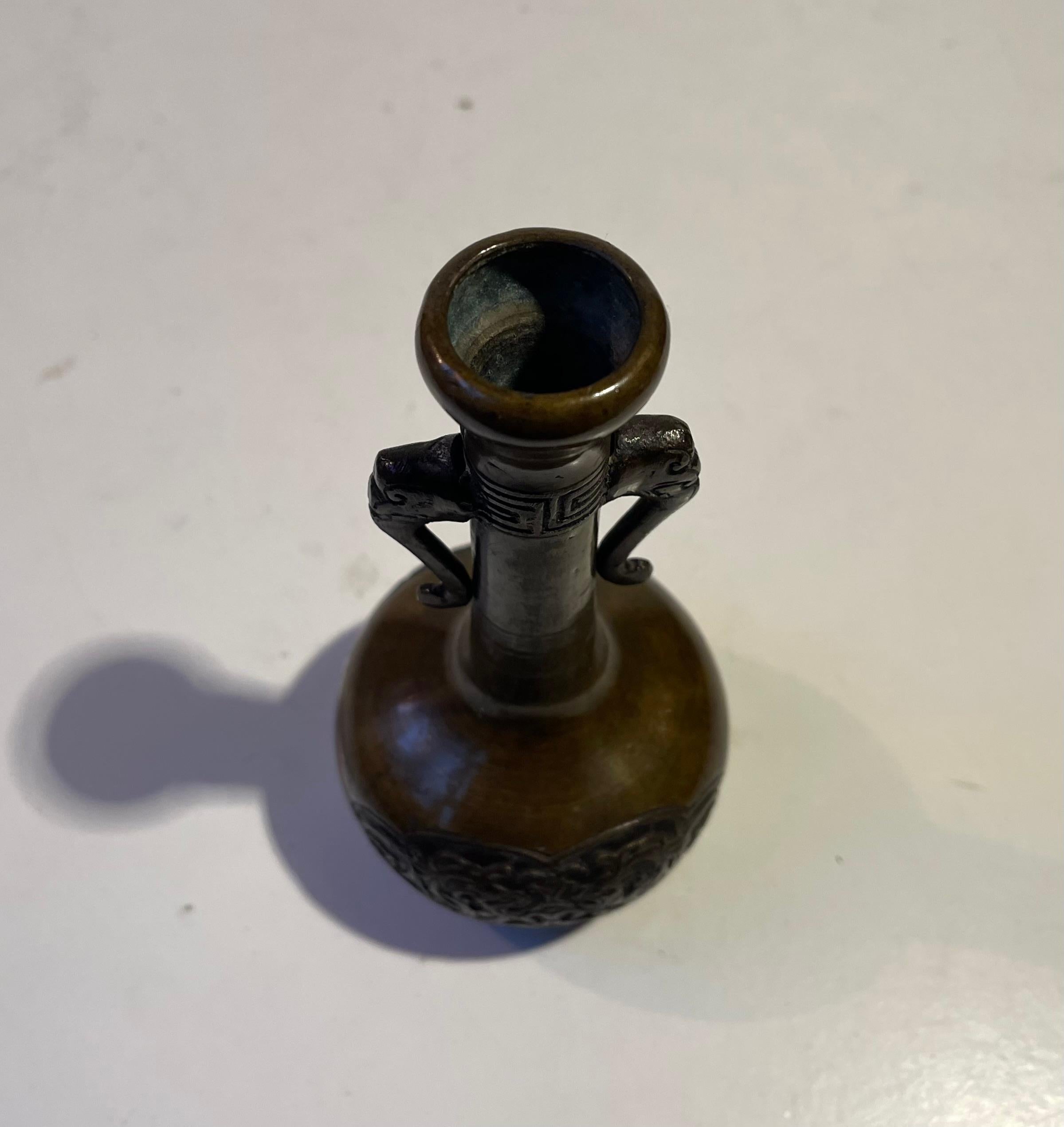 Vase ancien japonais en bronze de la fin de la période Meiji avec dragons en relief Bon état - En vente à Esbjerg, DK
