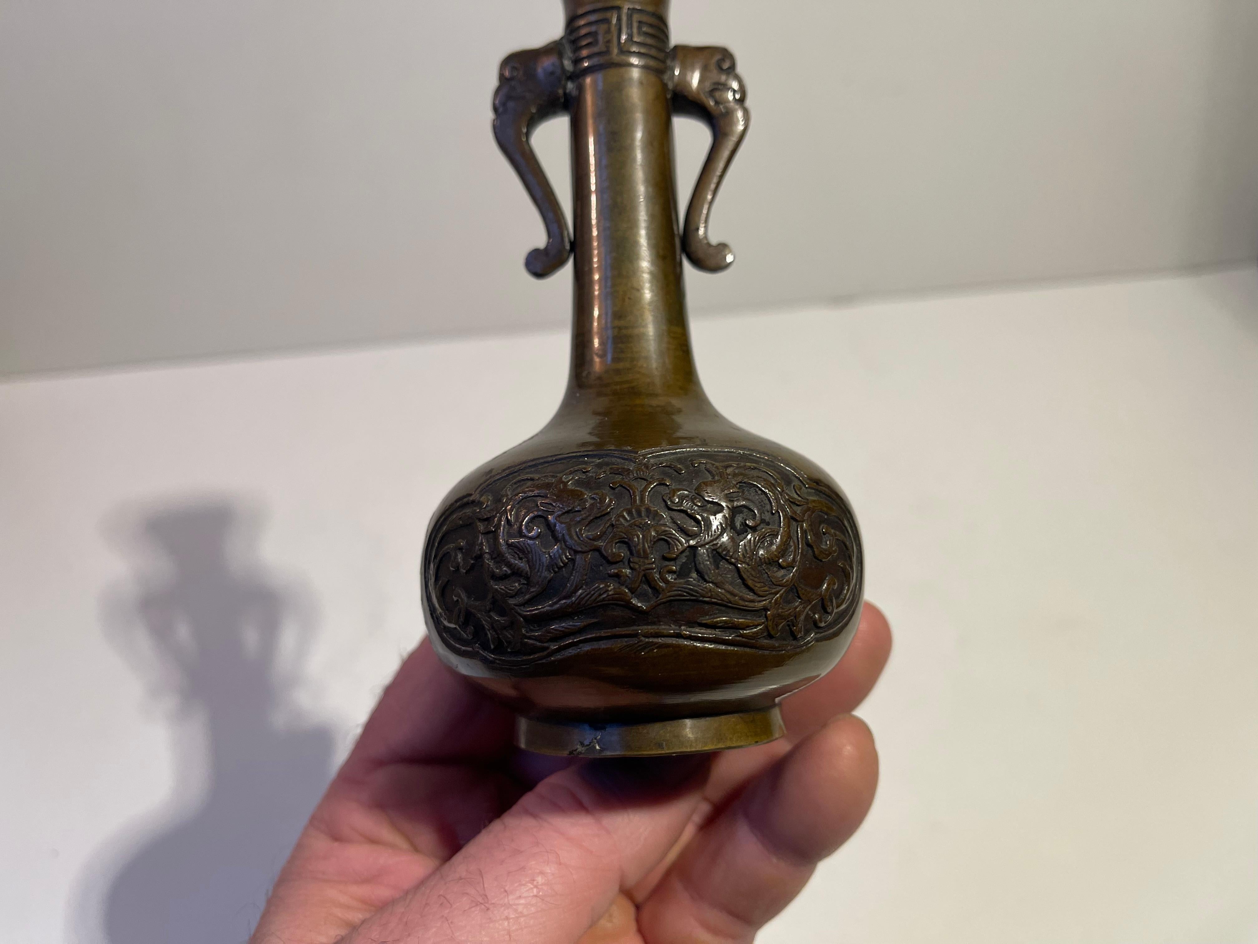 Bronze Vase ancien japonais en bronze de la fin de la période Meiji avec dragons en relief en vente