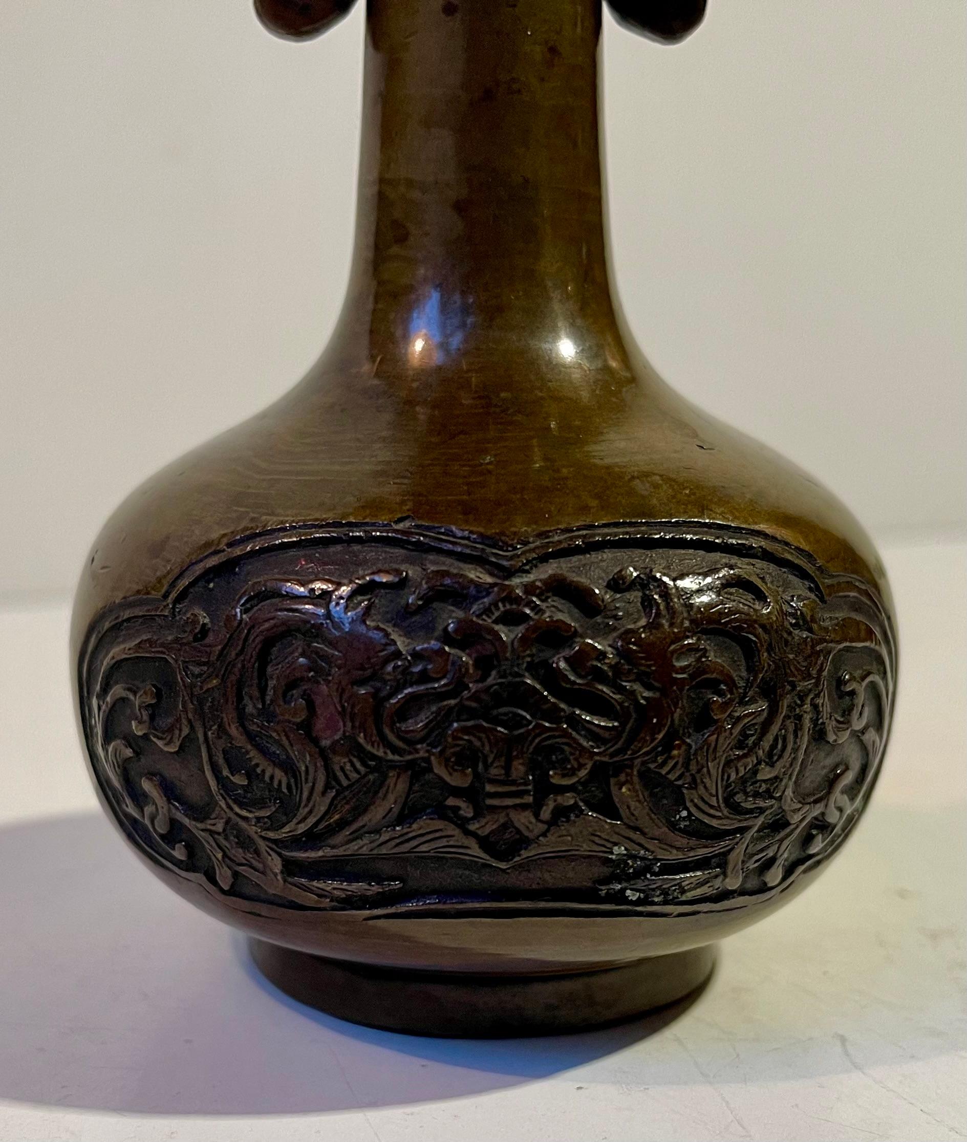 Vase ancien japonais en bronze de la fin de la période Meiji avec dragons en relief en vente 1