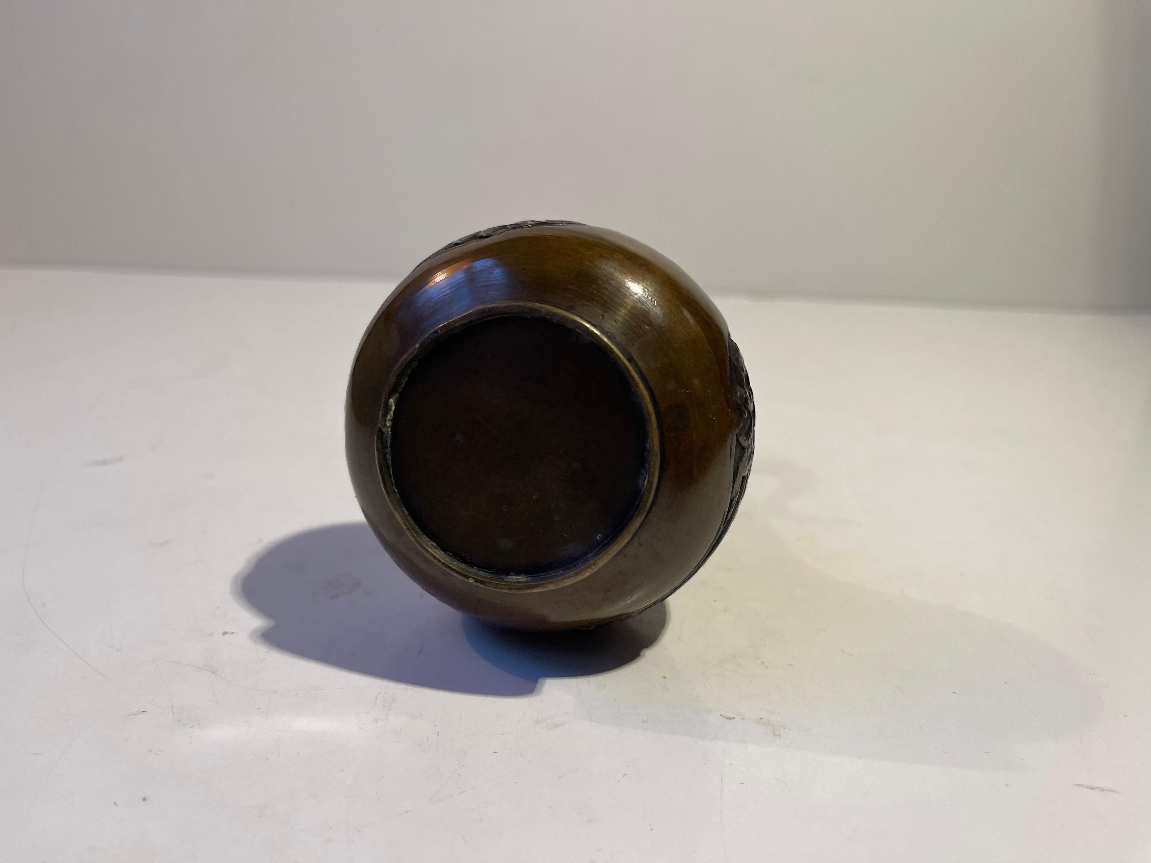 Vase ancien japonais en bronze de la fin de la période Meiji avec dragons en relief en vente 2
