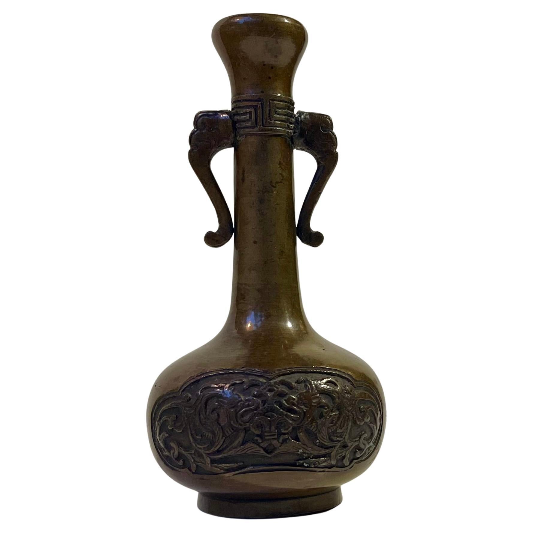 Vase ancien japonais en bronze de la fin de la période Meiji avec dragons en relief en vente