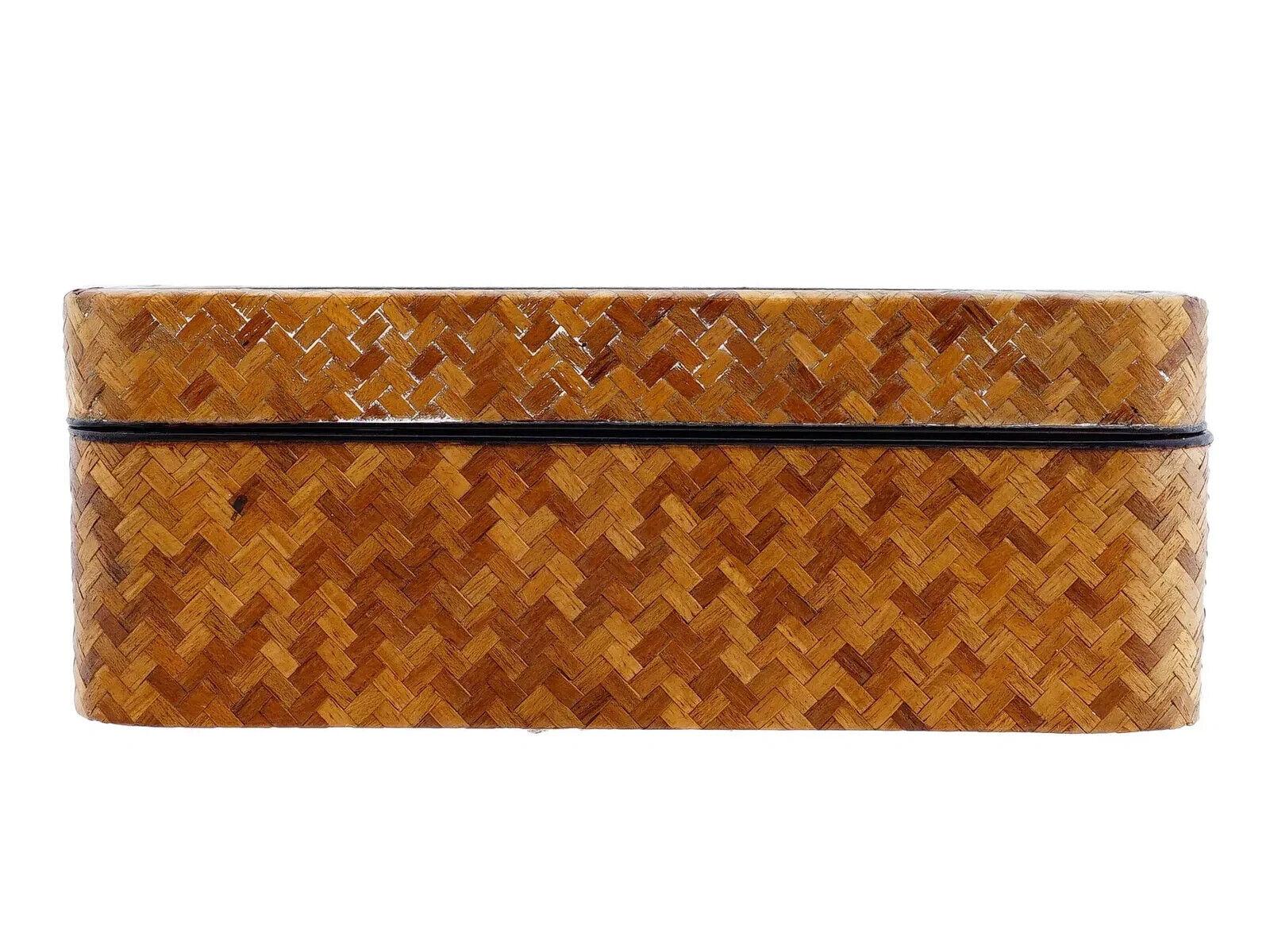 Antigua caja japonesa de madera barnizada, de finales de la era Meiji, con marco de plata. Circa: 1868 a 1912. Caja de madera con tapa de mimbre y marco de plata. Placa de plata incrustada en la tapa, con inserciones en relieve y grabadas. La tapa
