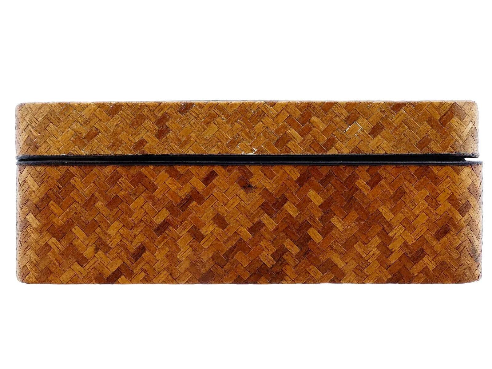 Antigua caja japonesa de madera de finales de Meiji con marco de plata y gallinas Japonés en venta