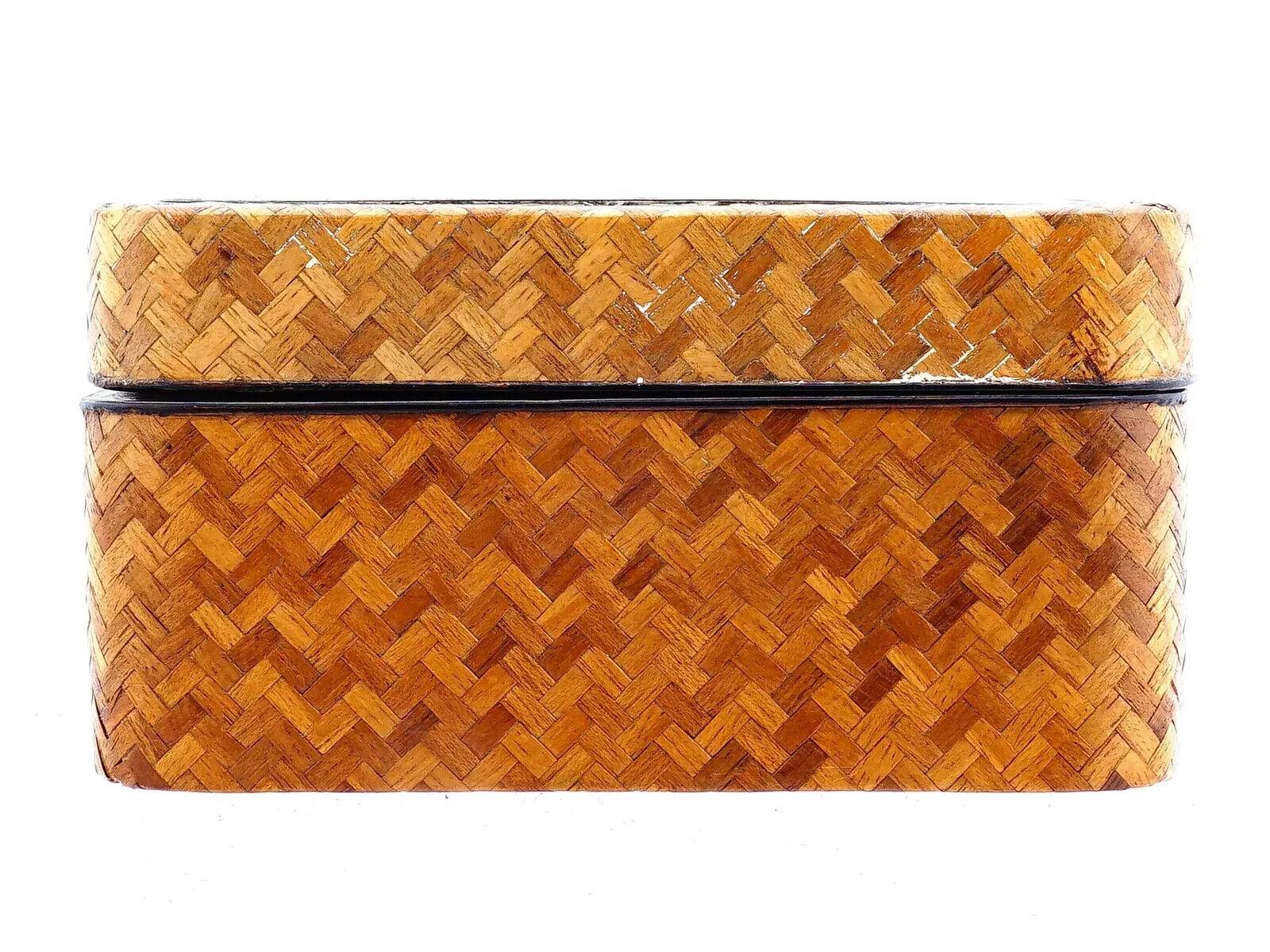 Antigua caja japonesa de madera de finales de Meiji con marco de plata y gallinas en Bueno estado para la venta en New York, NY