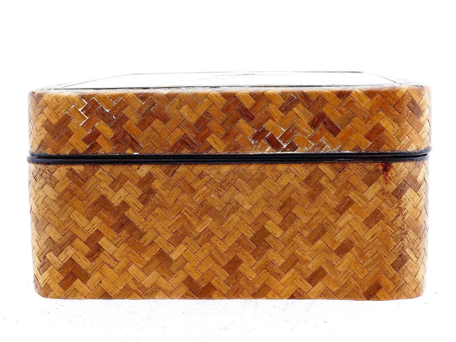 Antigua caja japonesa de madera de finales de Meiji con marco de plata y gallinas siglo XIX en venta