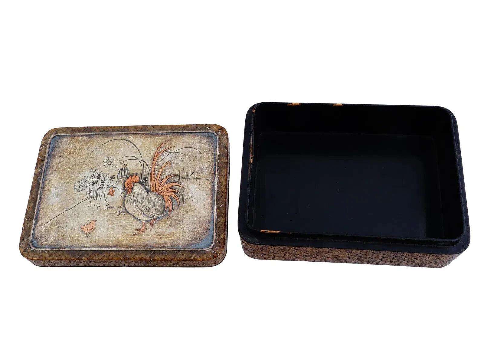 Antigua caja japonesa de madera de finales de Meiji con marco de plata y gallinas Silver en venta