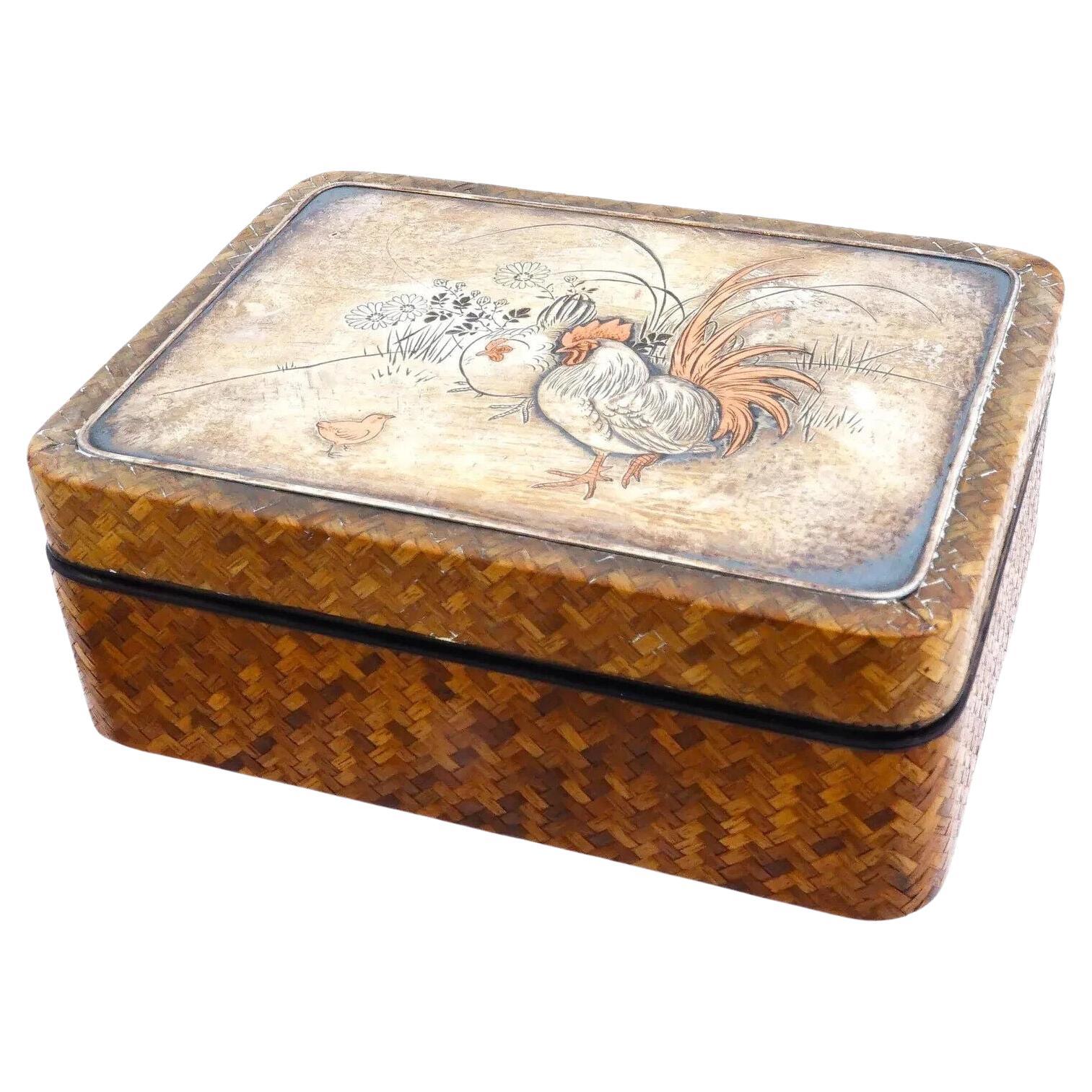 Antigua caja japonesa de madera de finales de Meiji con marco de plata y gallinas en venta