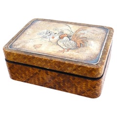 Antigua caja japonesa de madera de finales de Meiji con marco de plata y gallinas