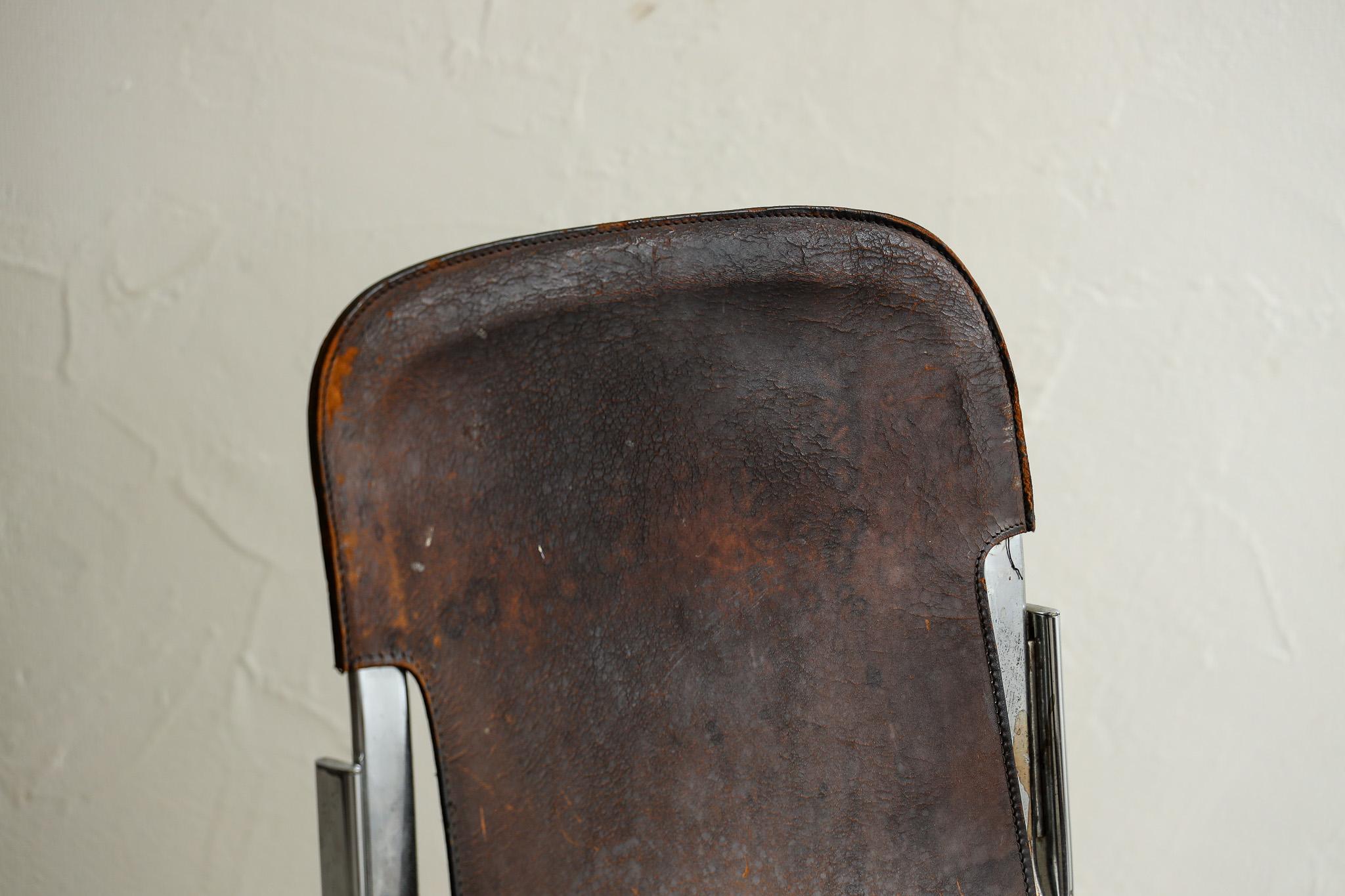 Se trata de una silla antigua de la era Showa.

El cuero auténtico de color intenso tiene una textura única y un tacto suave, fruto de años de uso. Puedes disfrutar de los cambios de aspecto de la piel cuanto más la utilices.

El robusto armazón de